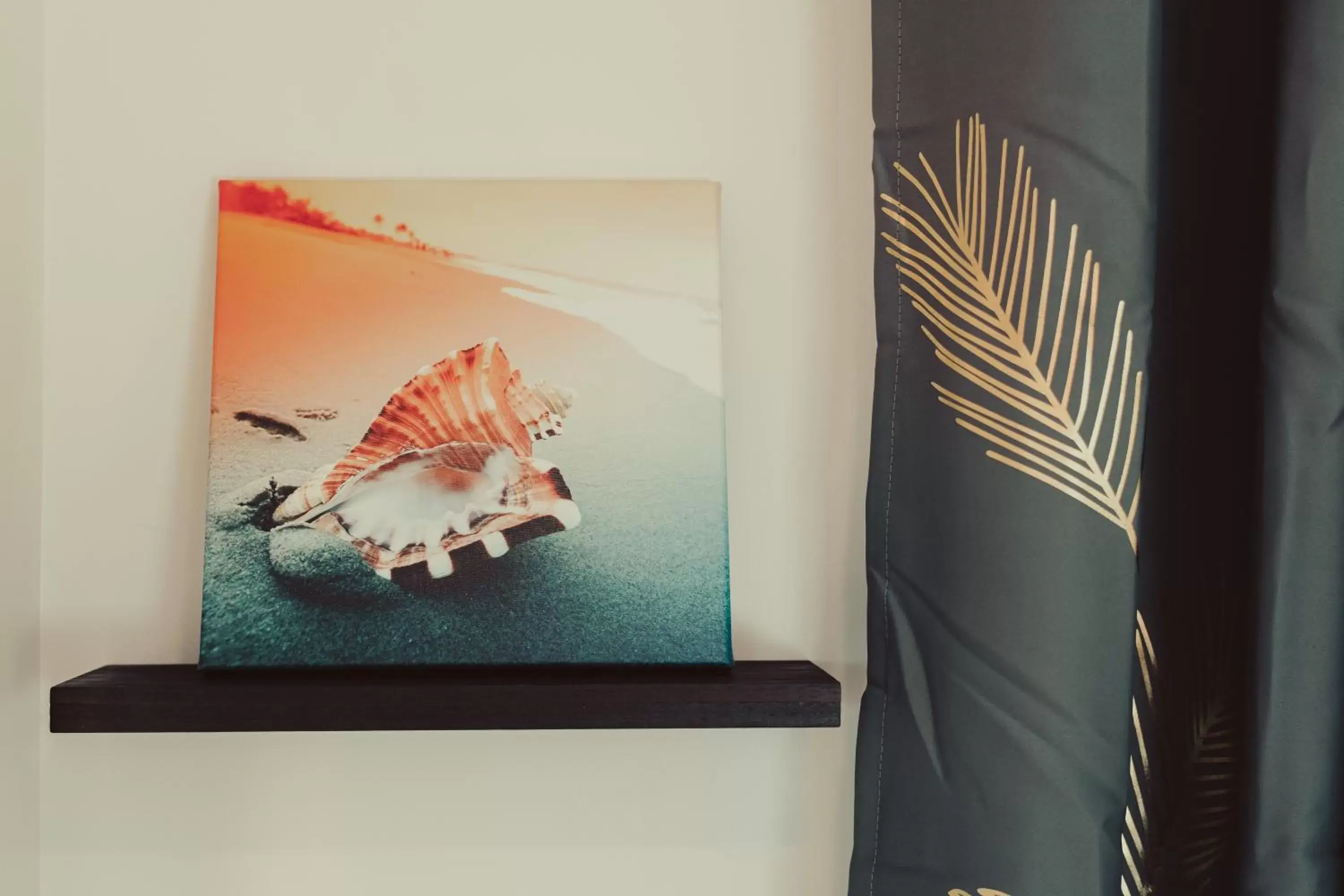 Decorative detail in Blufftop Inn & Suites - Wharf/Restaurant District Decorative detail in Blufftop Inn & Suites - Wharf/Restaurant District