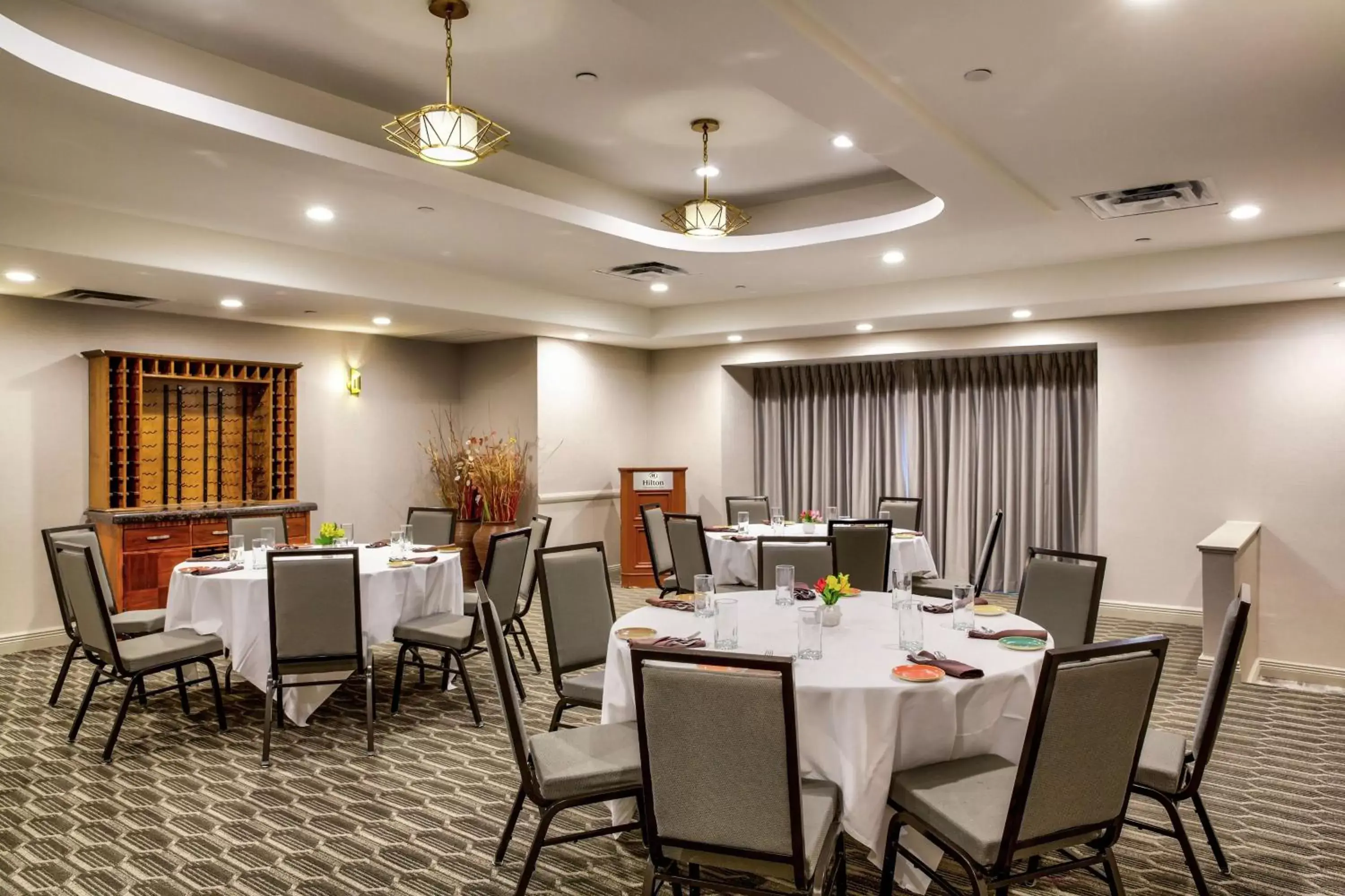 Meeting/conference room, Restaurant/Places to Eat in Hilton Chicago/Oak Lawn