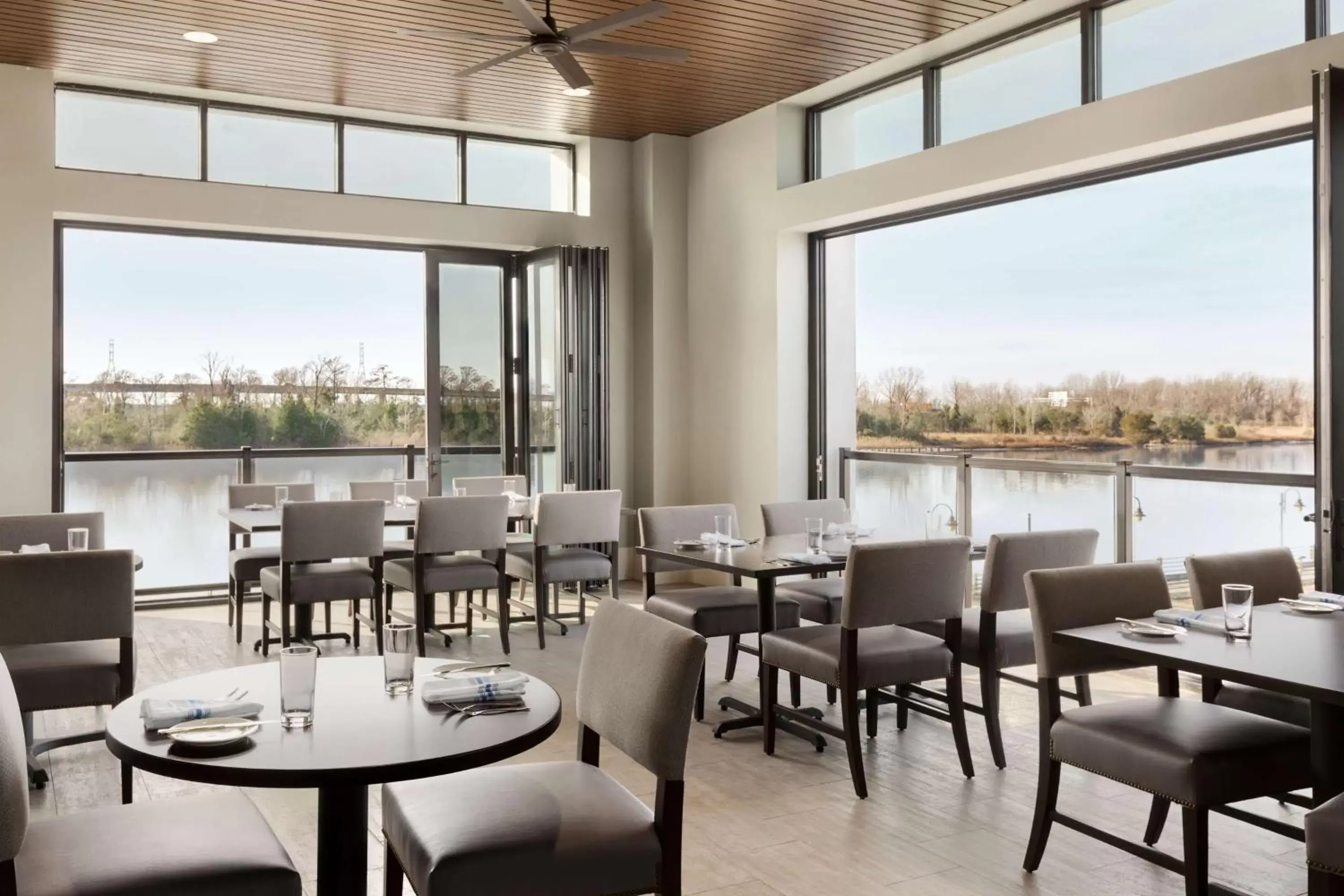 Restaurant/Places to Eat in Embassy Suites By Hilton Wilmington Riverfront