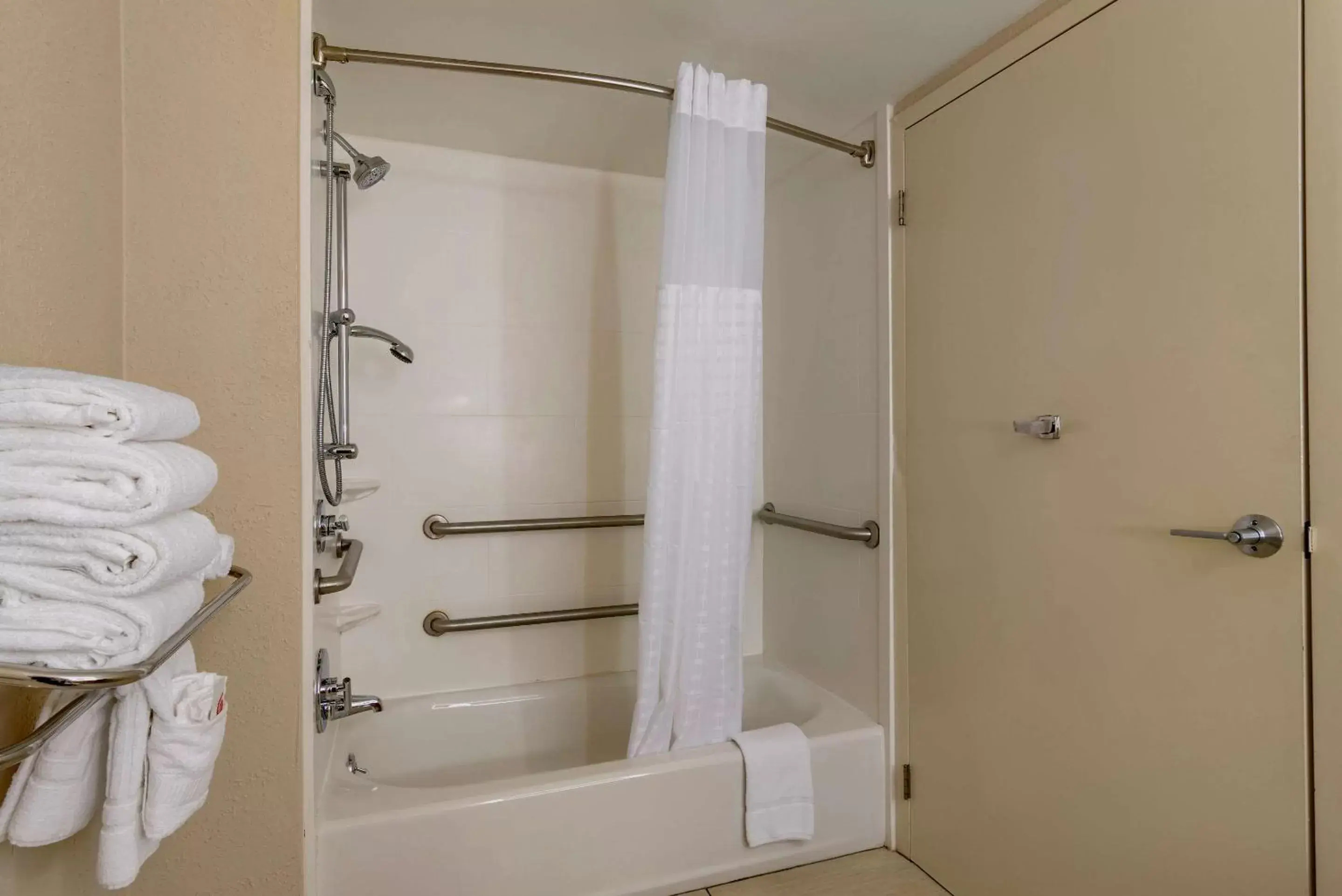 Bathroom in Comfort Suites Alpharetta - Roswell - Atlanta Area