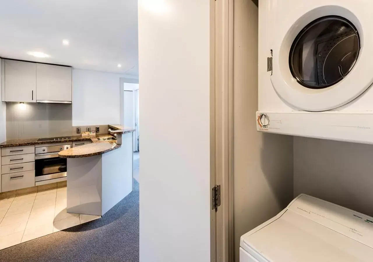 Kitchen or kitchenette, Bathroom in Avani Metropolis Auckland Residences