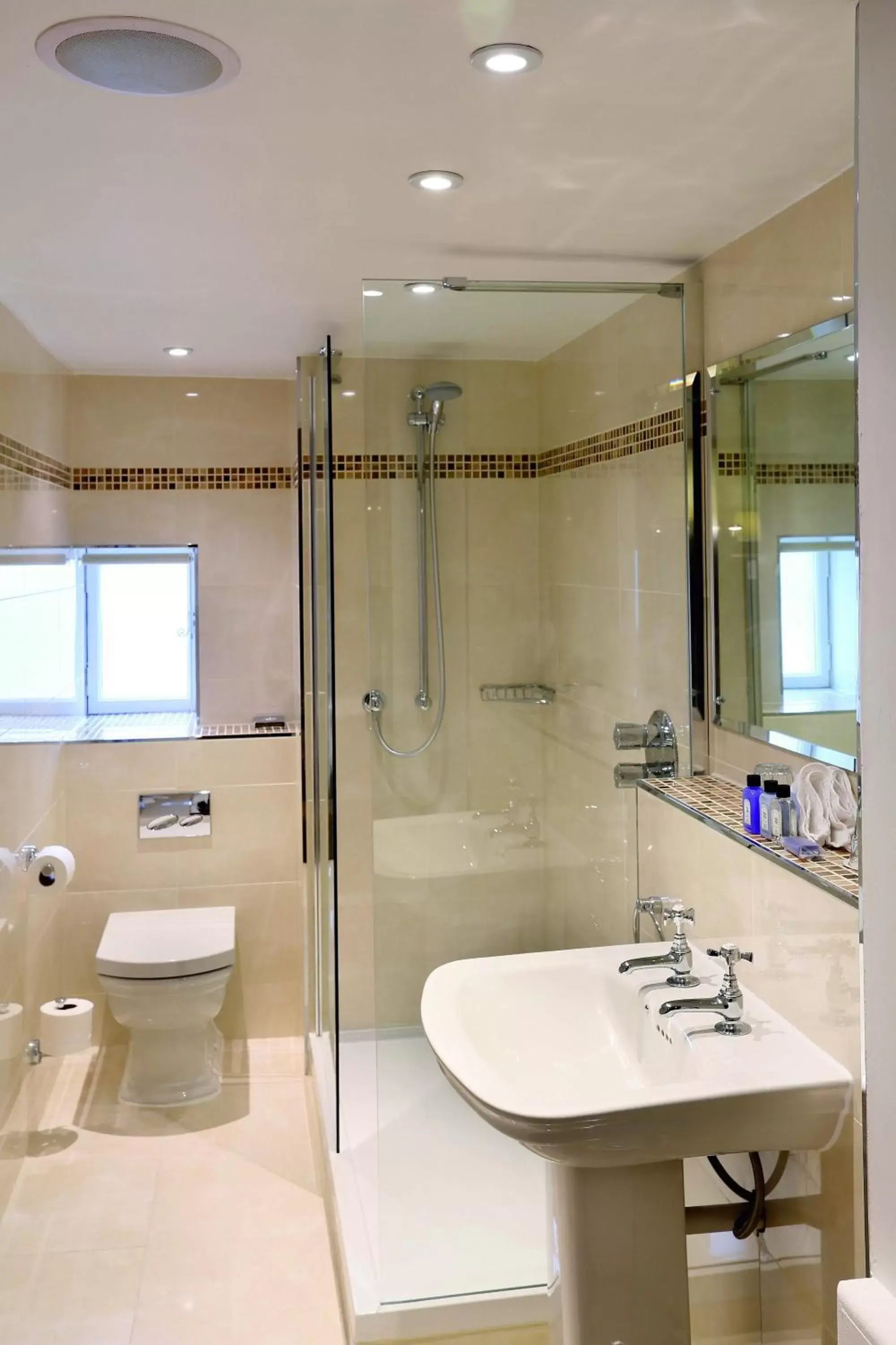 Bathroom in Macdonald Houstoun House