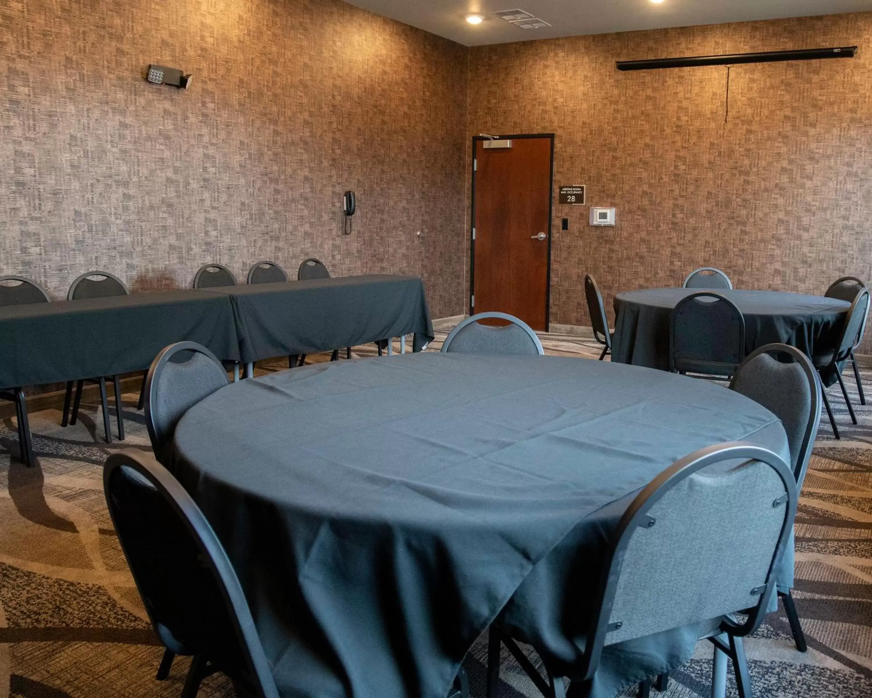 Meeting/conference room, Restaurant/Places to Eat in Cobblestone Hotel & Suites - Two Rivers
