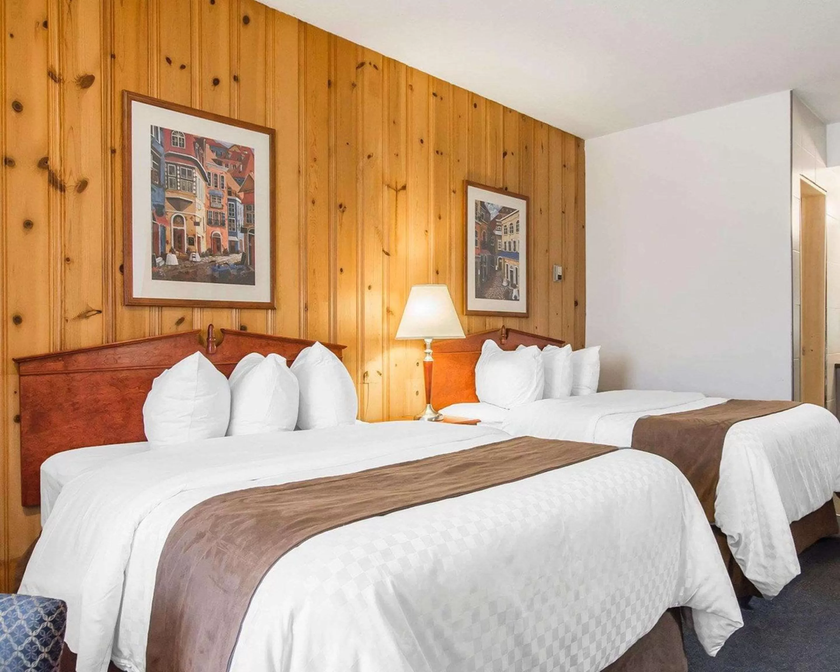 Photo of the whole room, Bed in Econo Lodge Forestville