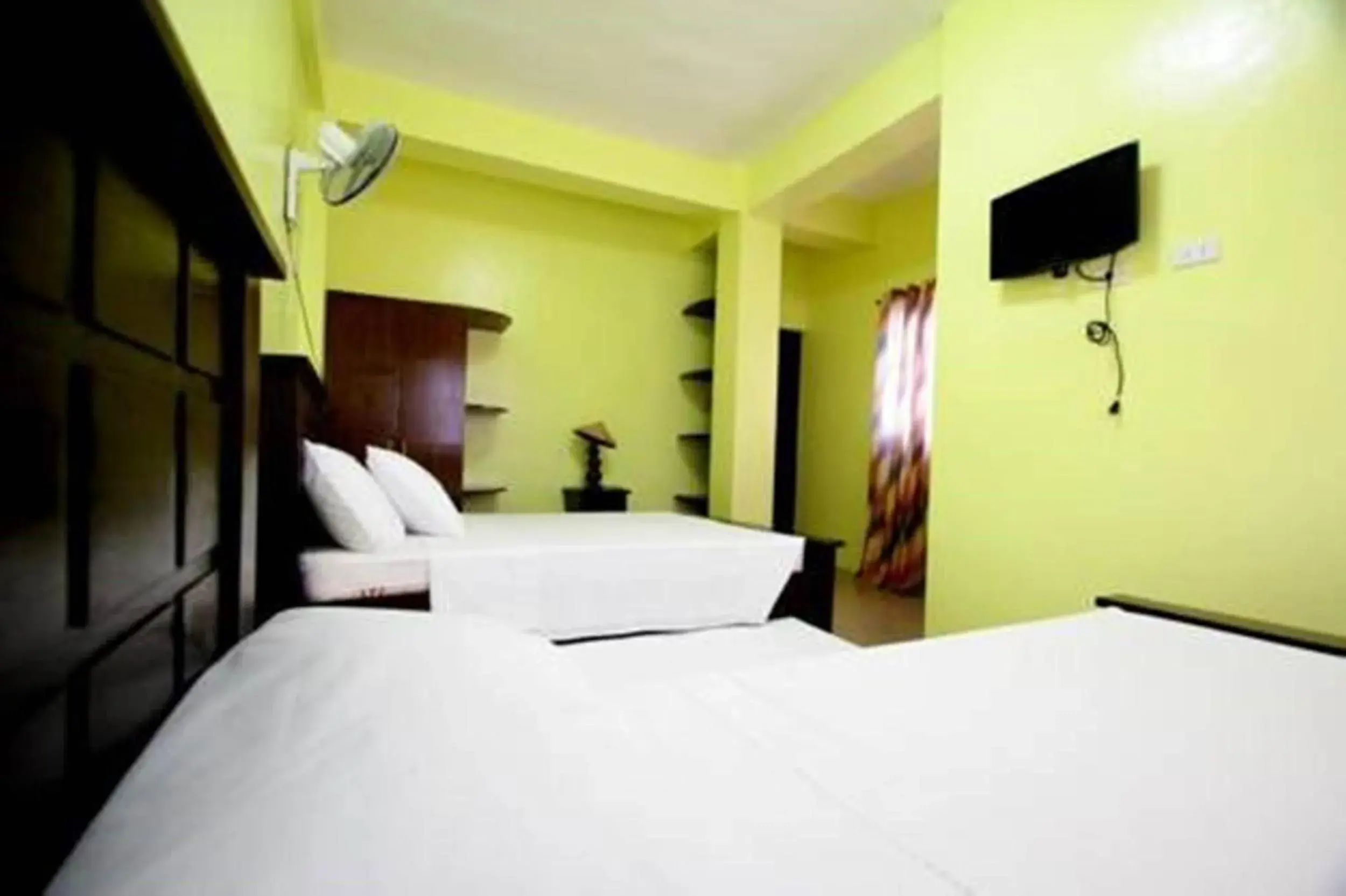 Bathroom, Bed in Luis Bay Travellers Lodge
