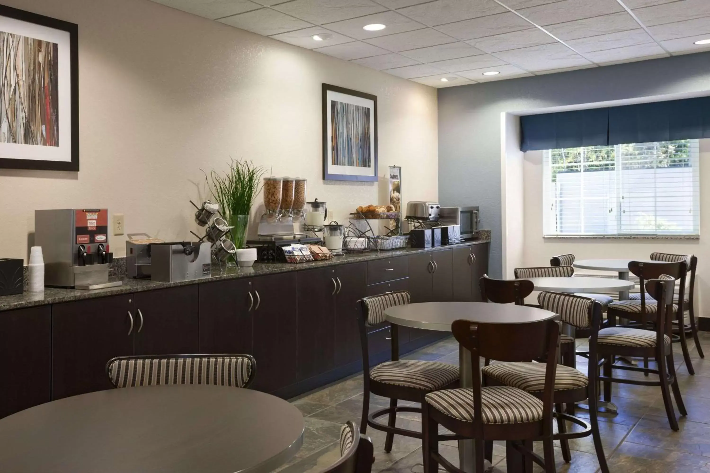 Restaurant/Places to Eat in Microtel Inn & Suites by Wyndham Wilkes Barre