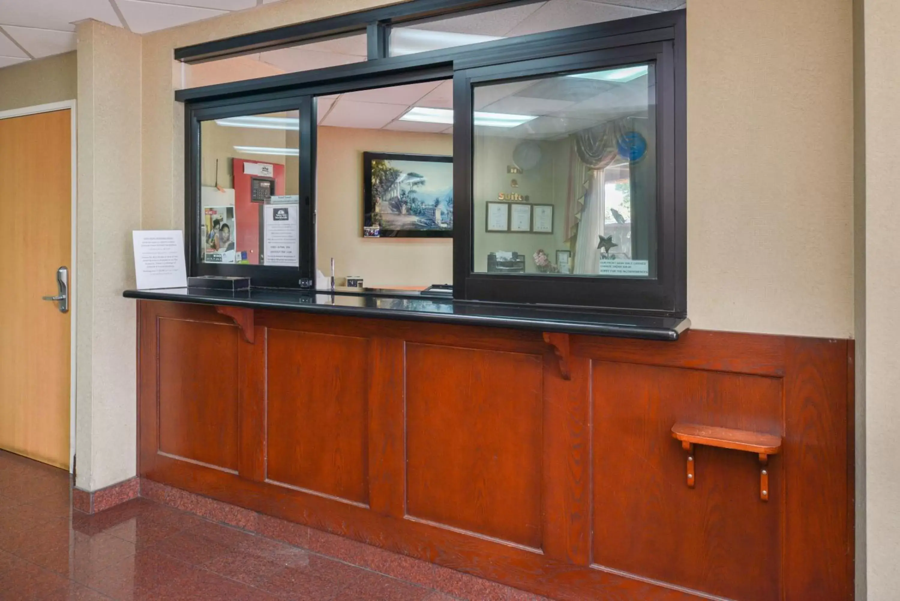 Lobby or reception, TV/Entertainment Center in H3 Inn & Suites - LAX Airport - Los Angeles