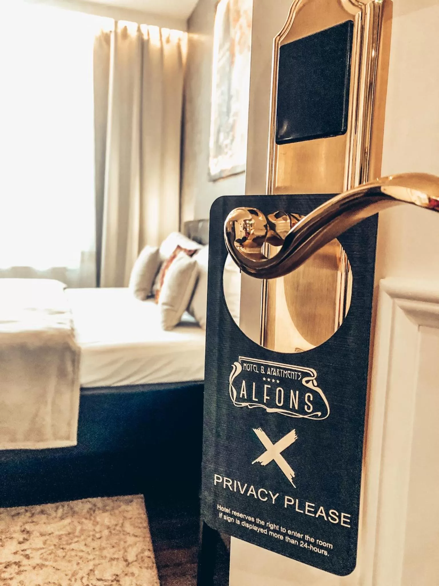 Text overlay, Bed in Alfons Boutique Hotel