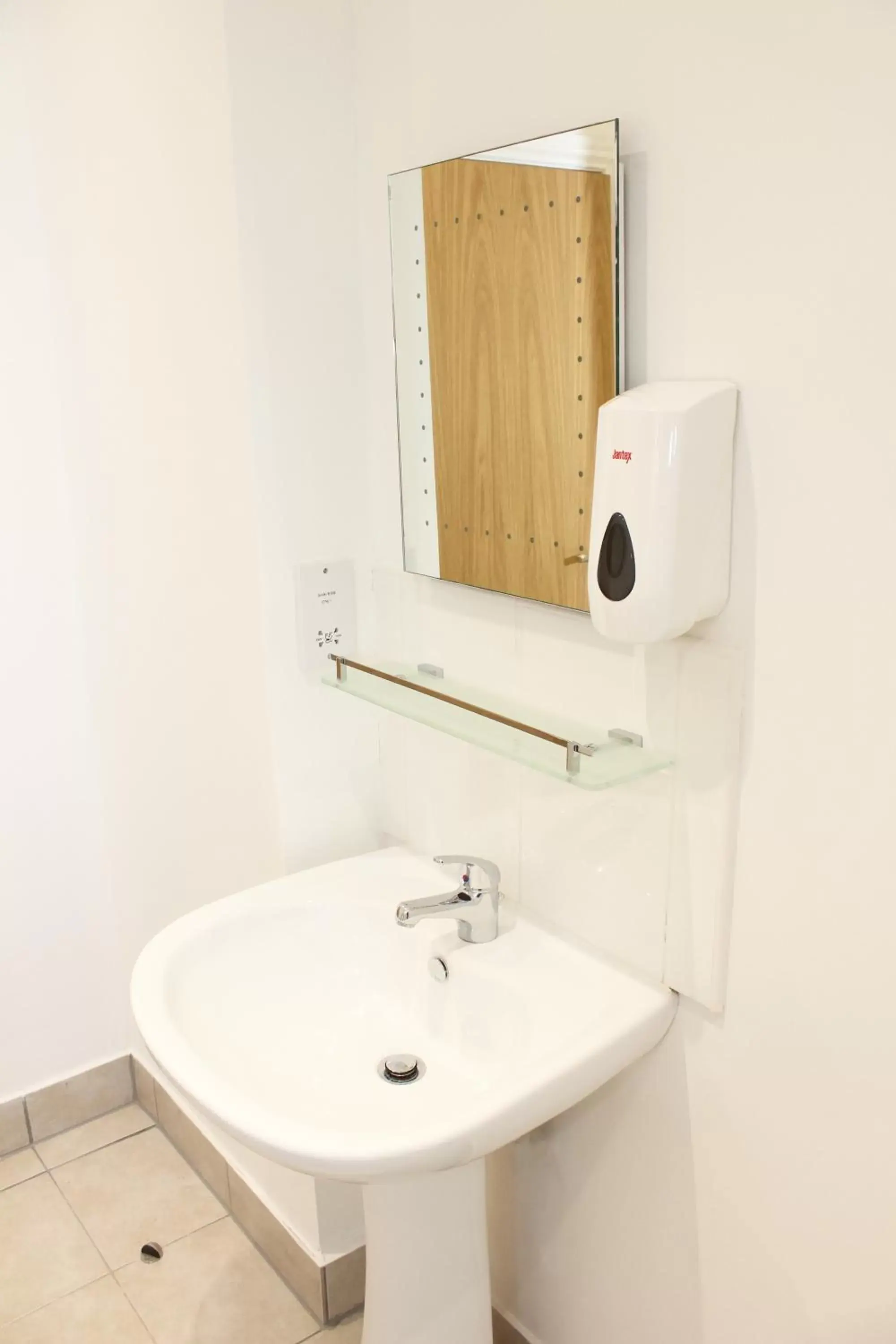 Bathroom in Flexistay Leicester Gable Aparthotel