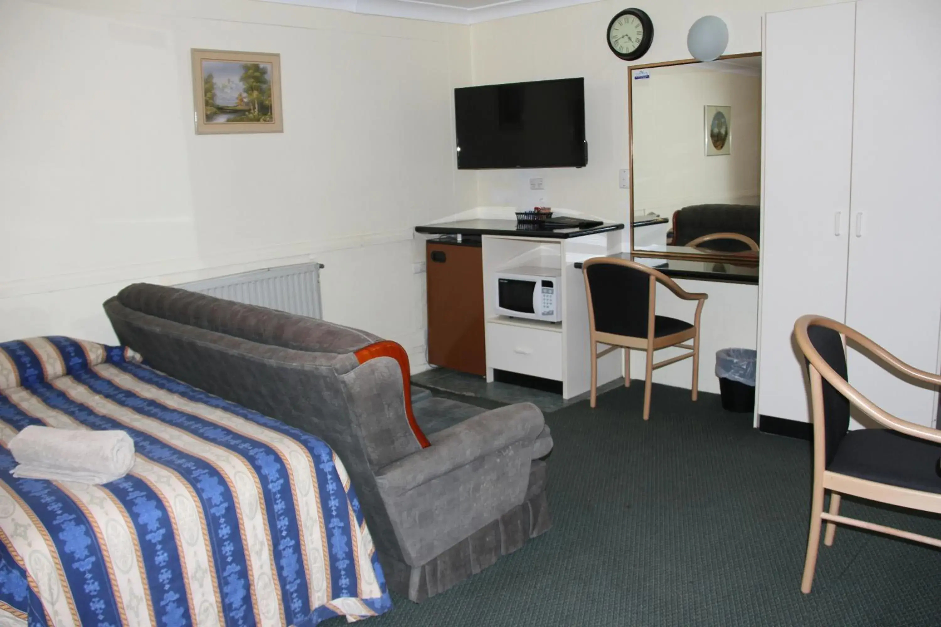 Bed, TV/Entertainment Center in Alpine Heritage Motel