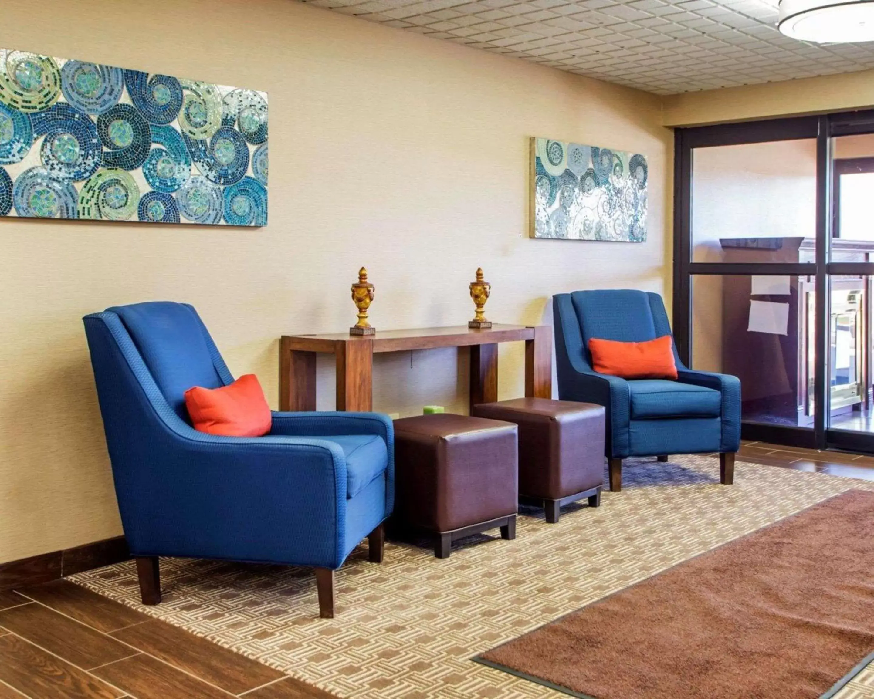 Lobby or reception, Seating Area in Comfort Inn Dayton - Huber Heights