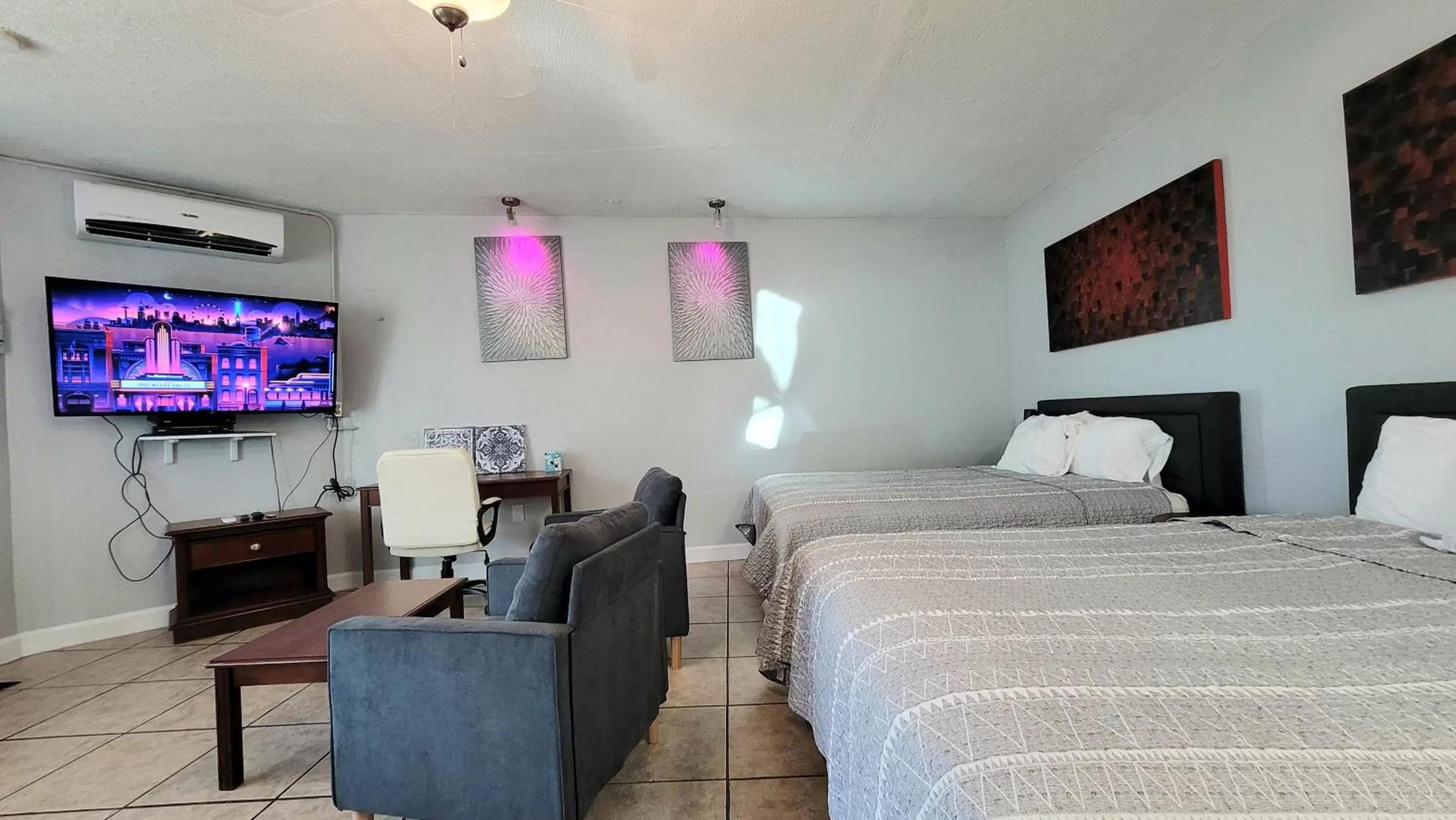 Bedroom, Bed in Barefoot mailman motel