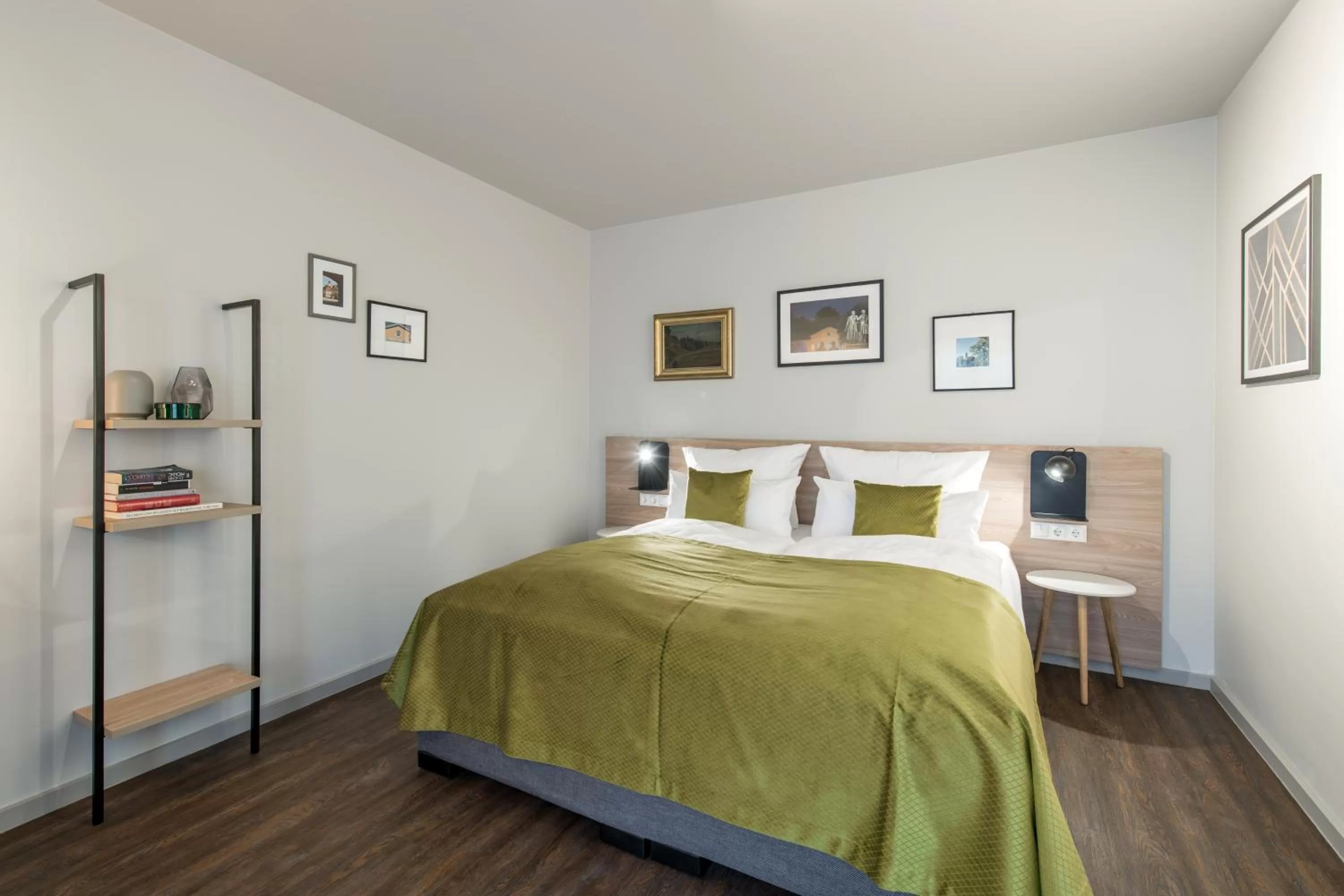 Photo of the whole room, Bed in stattHotel Weimar