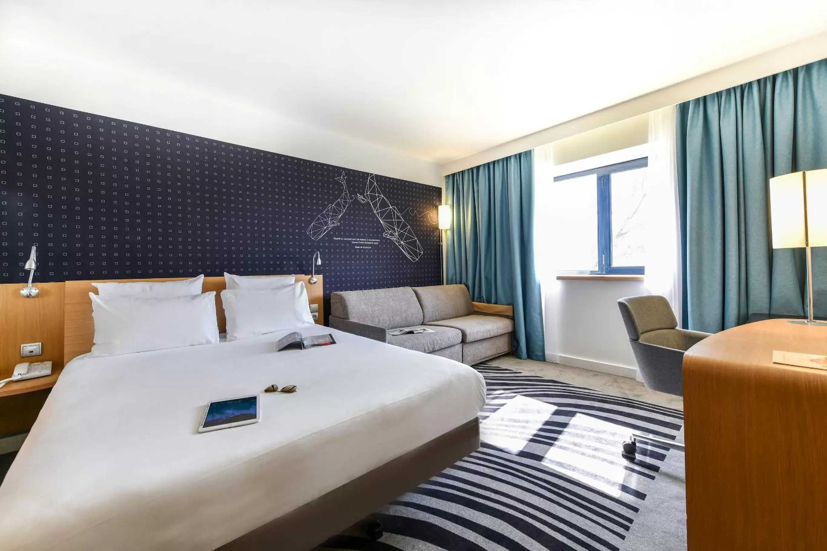 Photo of the whole room, Bed in Novotel La Rochelle Centre