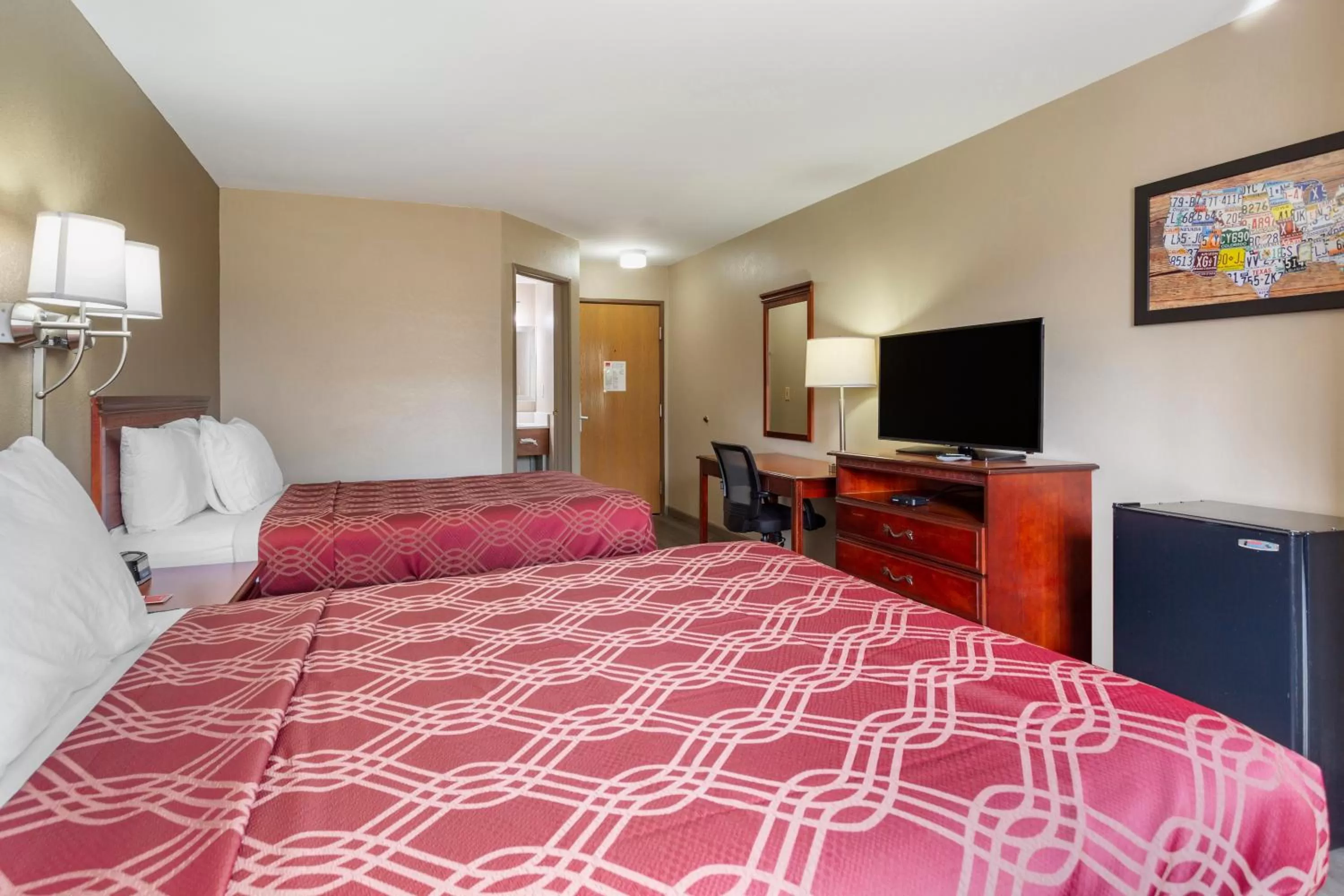 Bed in Econo Lodge Inn & Suites Dickson