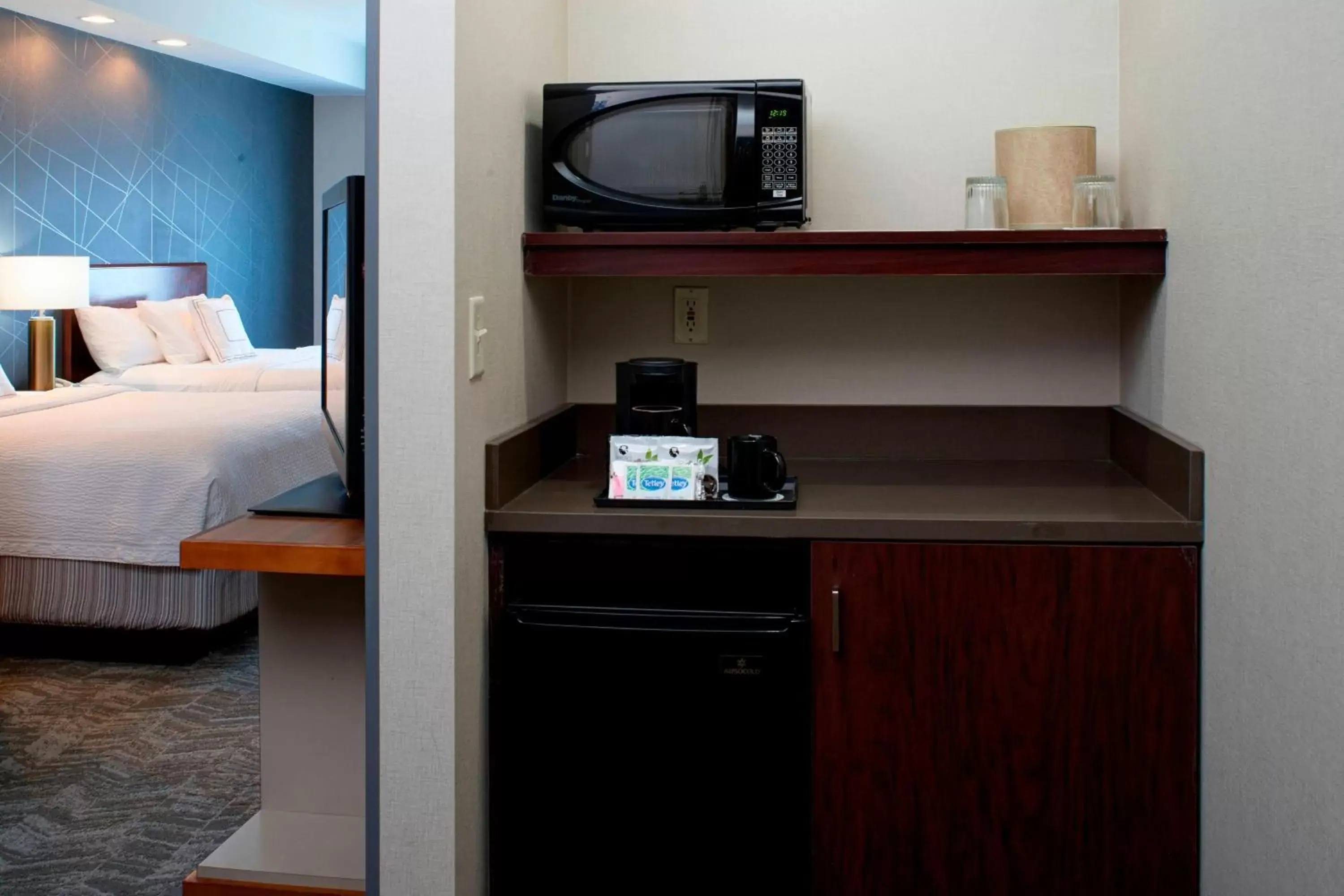 Kitchen or kitchenette, TV/Entertainment Center in Springhill Suites by Marriott Frankenmuth