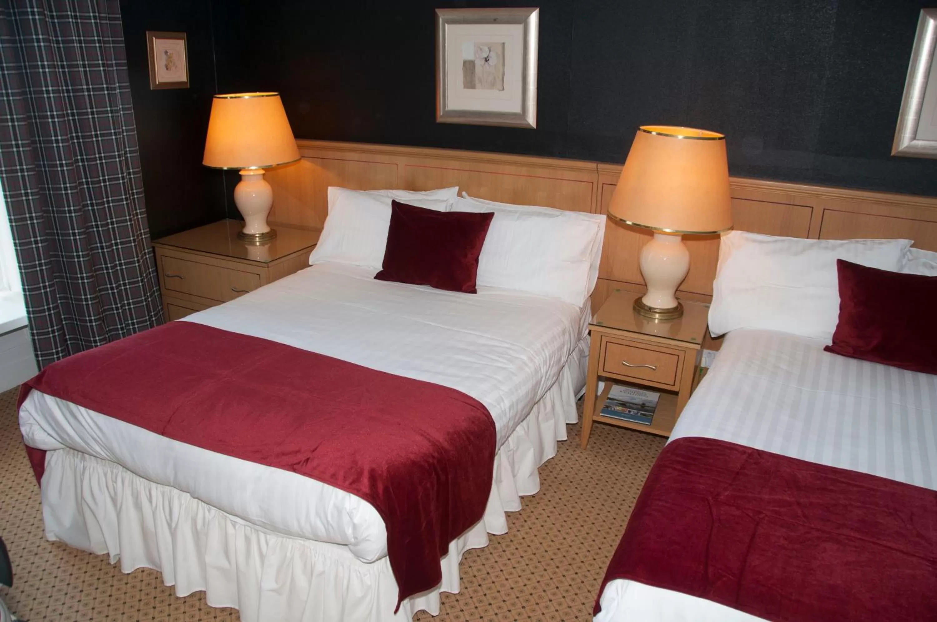 Bedroom, Bed in Caledonian Hotel