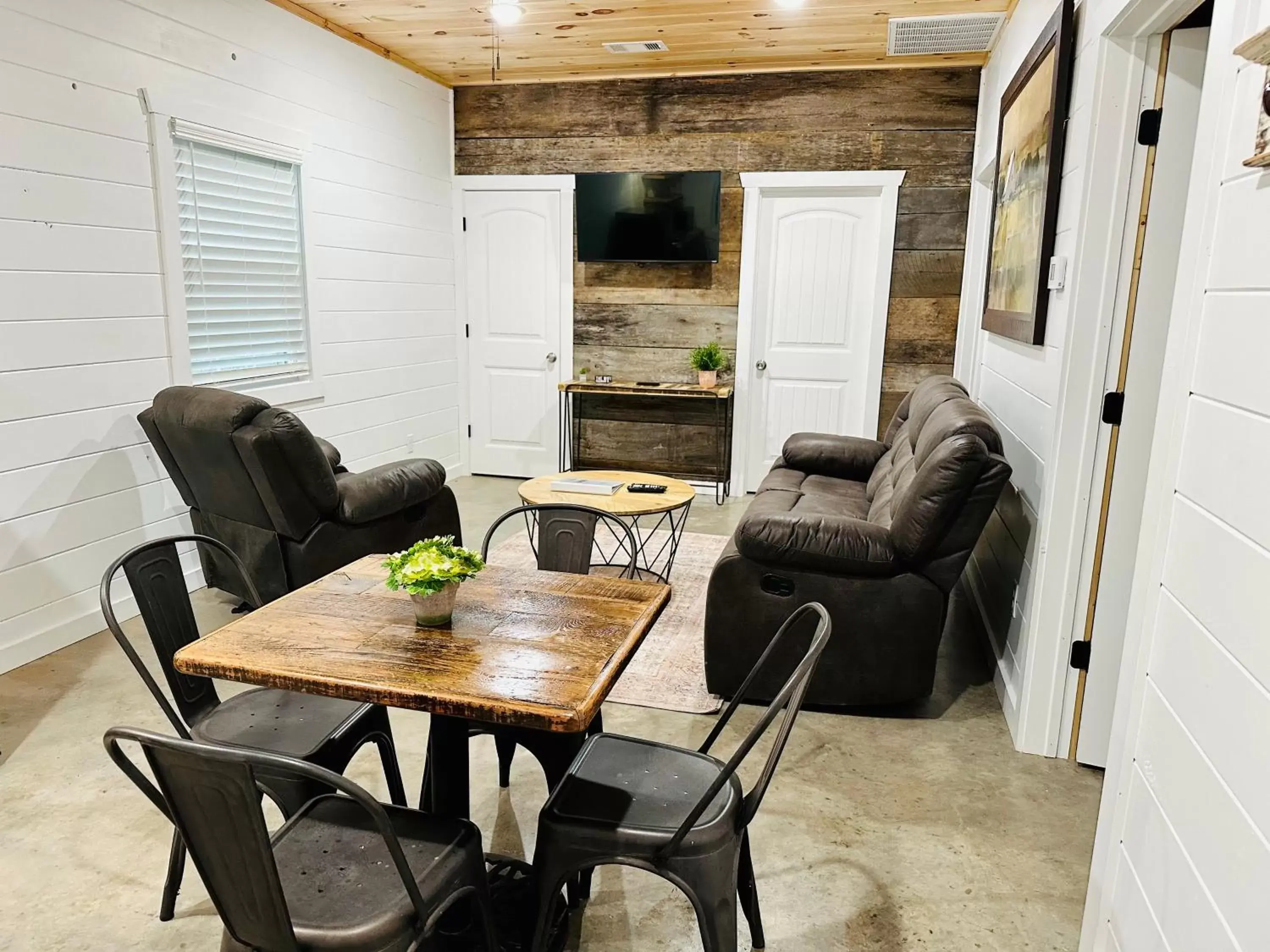 Communal lounge/ TV room, Seating Area in Knotty Squirrel Cabins