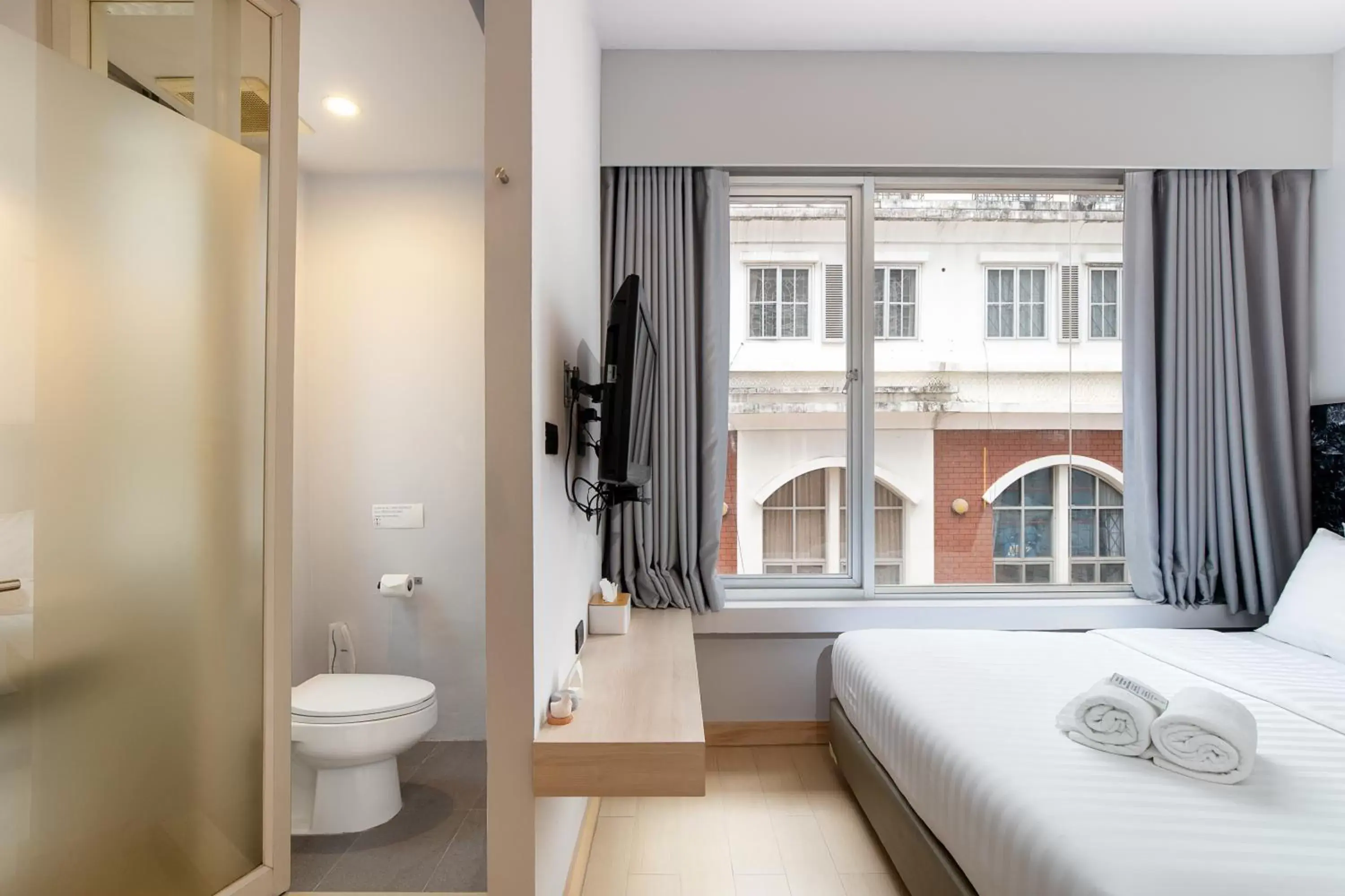 Bed, Bathroom in Metz Pratunam
