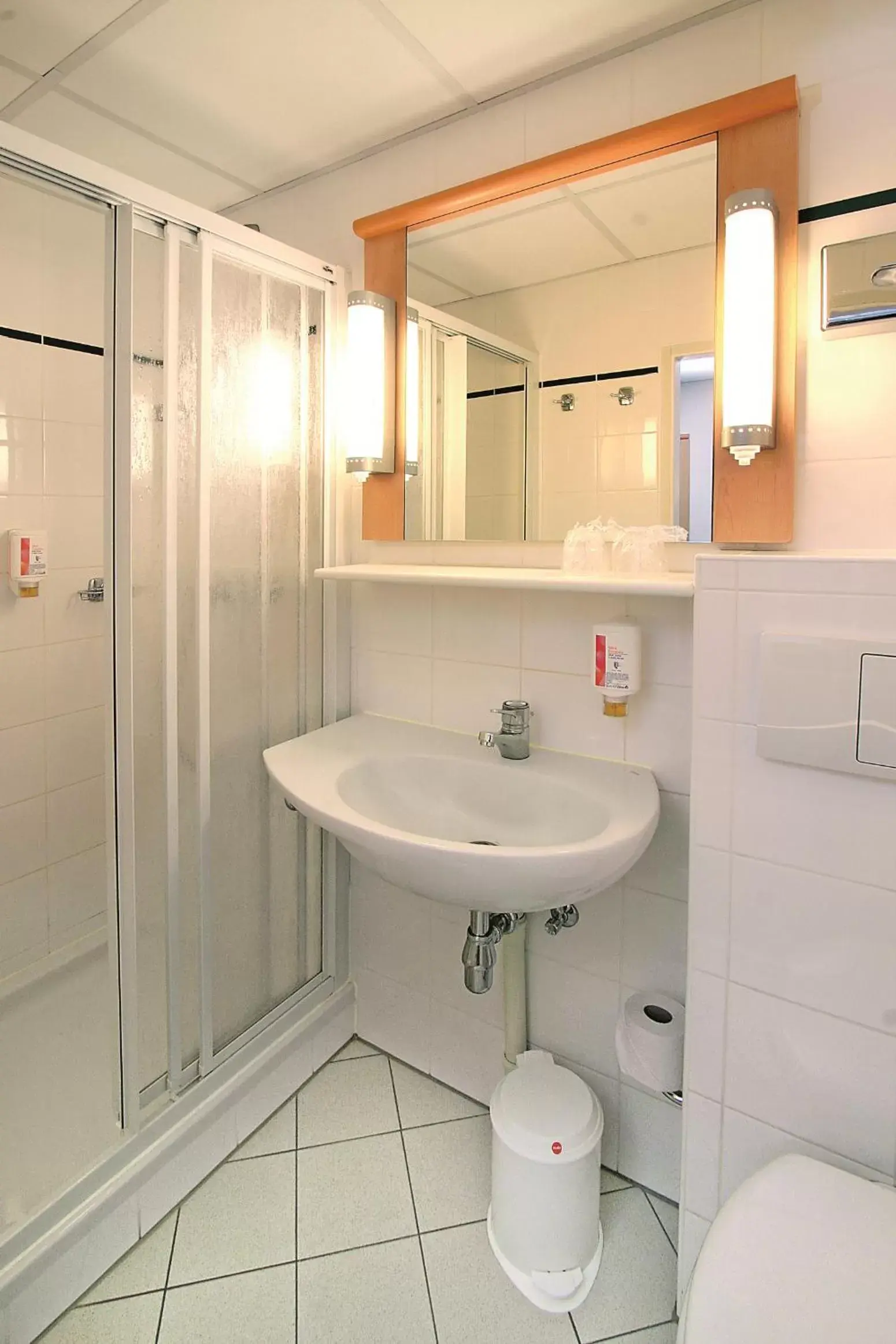 Shower, Bathroom in ibis Dresden Zentrum