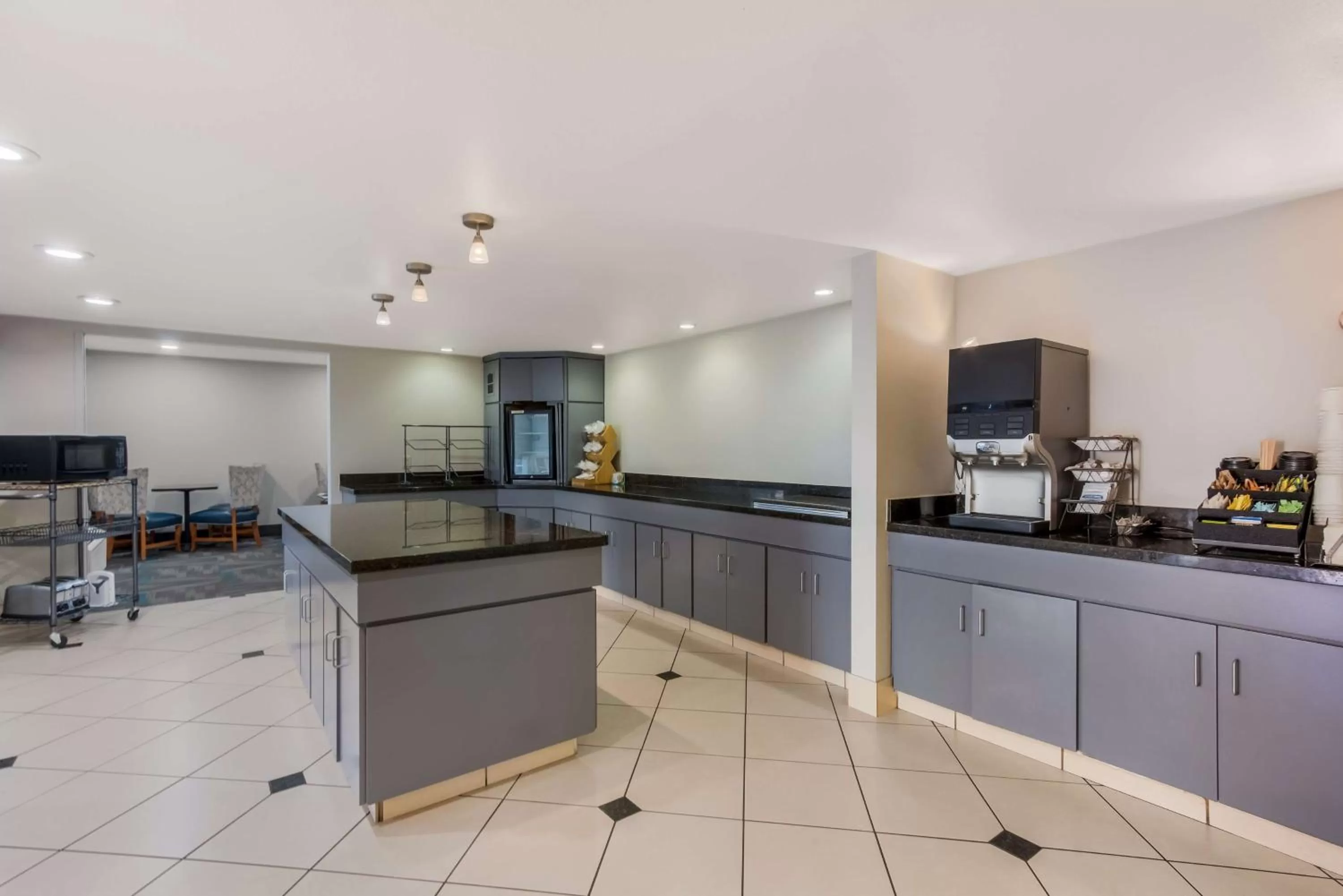 Restaurant/places to eat in SureStay Plus Hotel by Best Western Scottsdale North