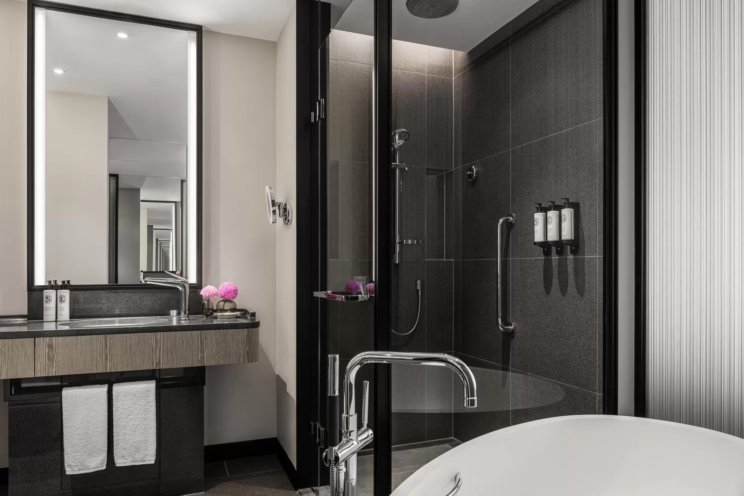 Shower, Bed in The Langham, Gold Coast and Jewel Residences