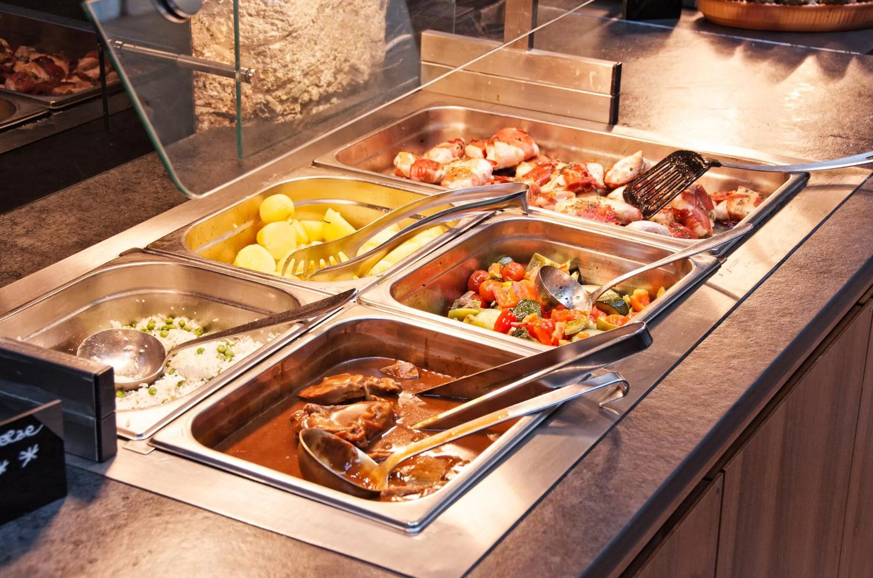 Restaurant/places to eat in Hotel Mader