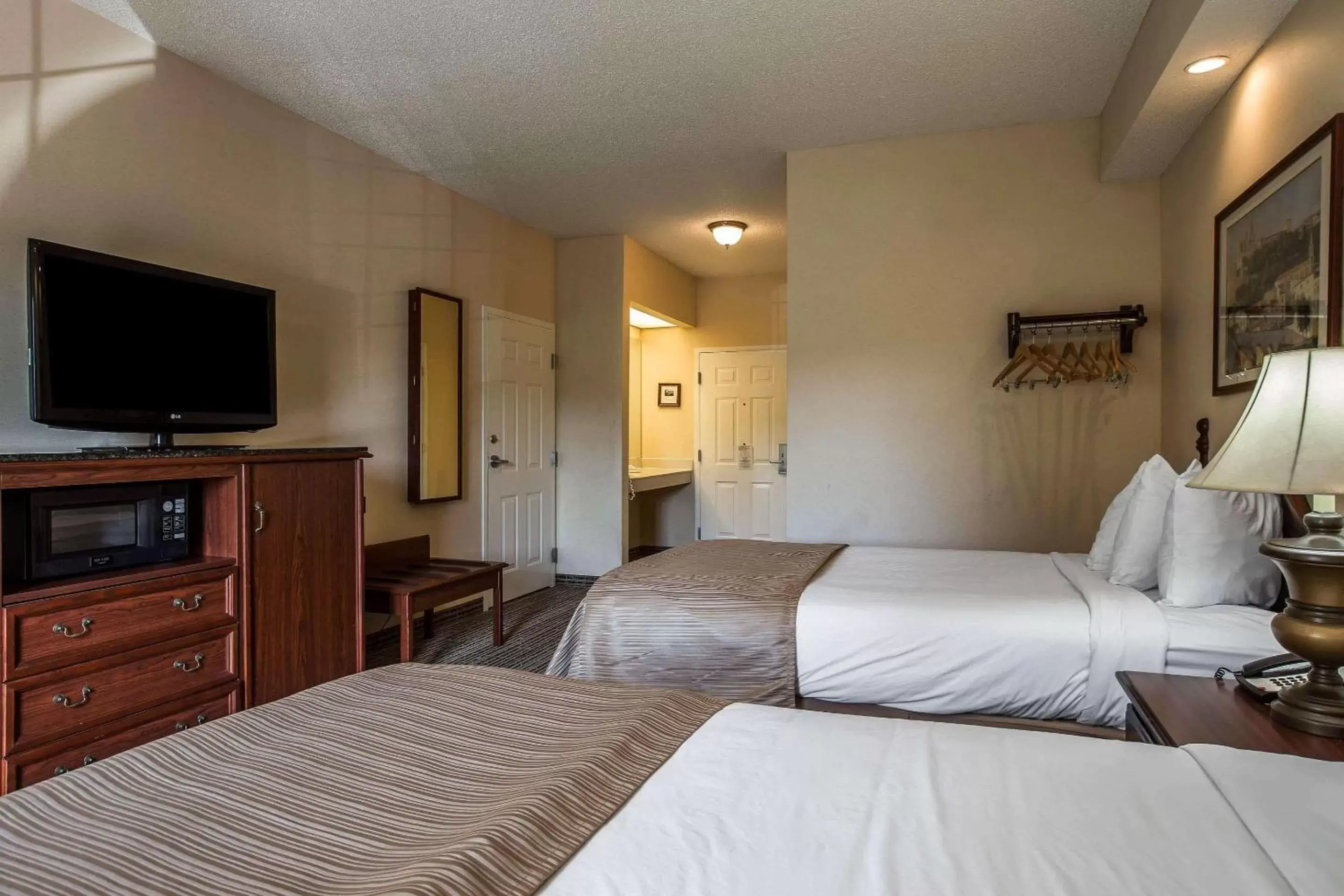 Photo of the whole room, Bed in Quality Inn Kingsport