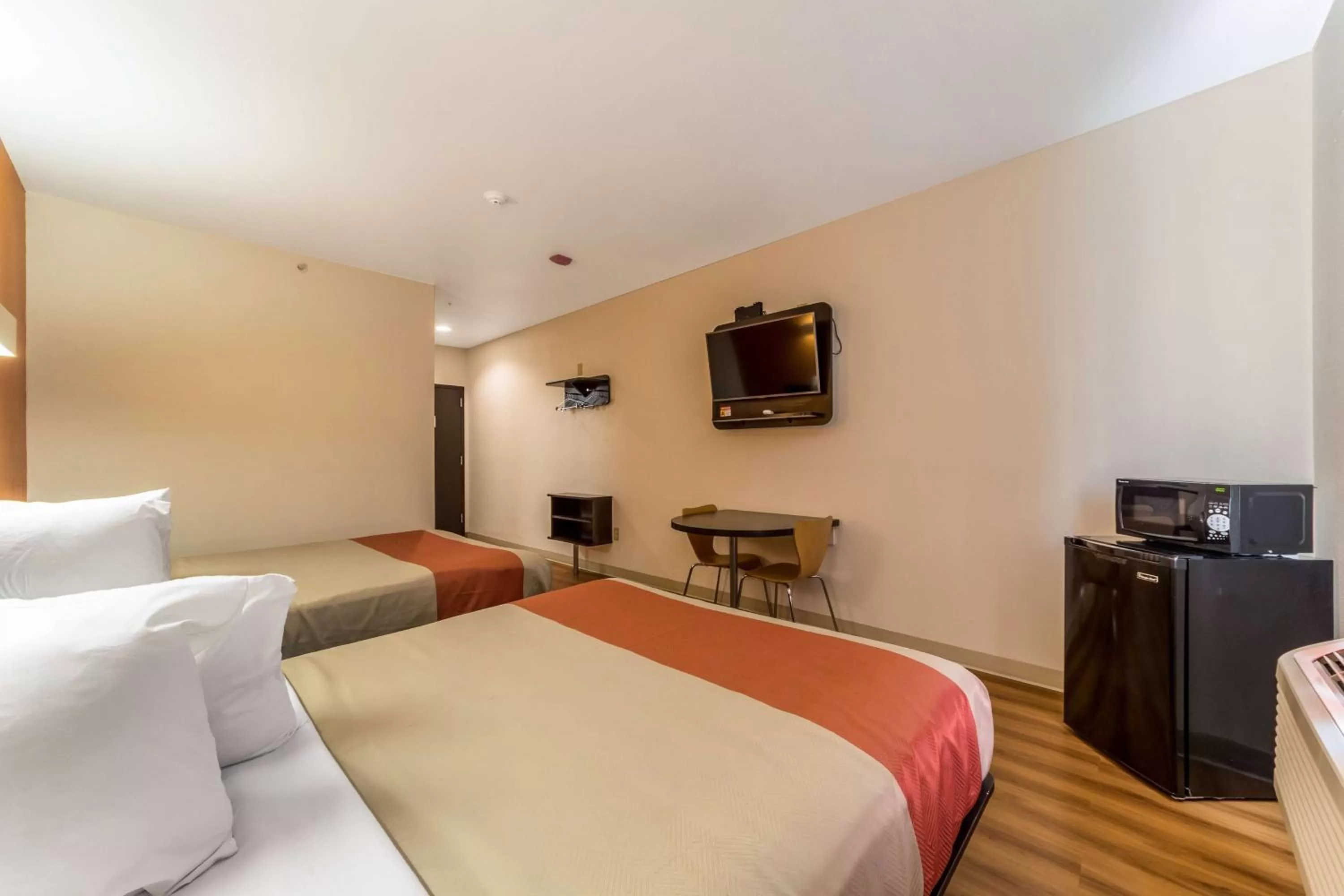 TV and multimedia, Bed in Motel 6-Jourdanton, TX