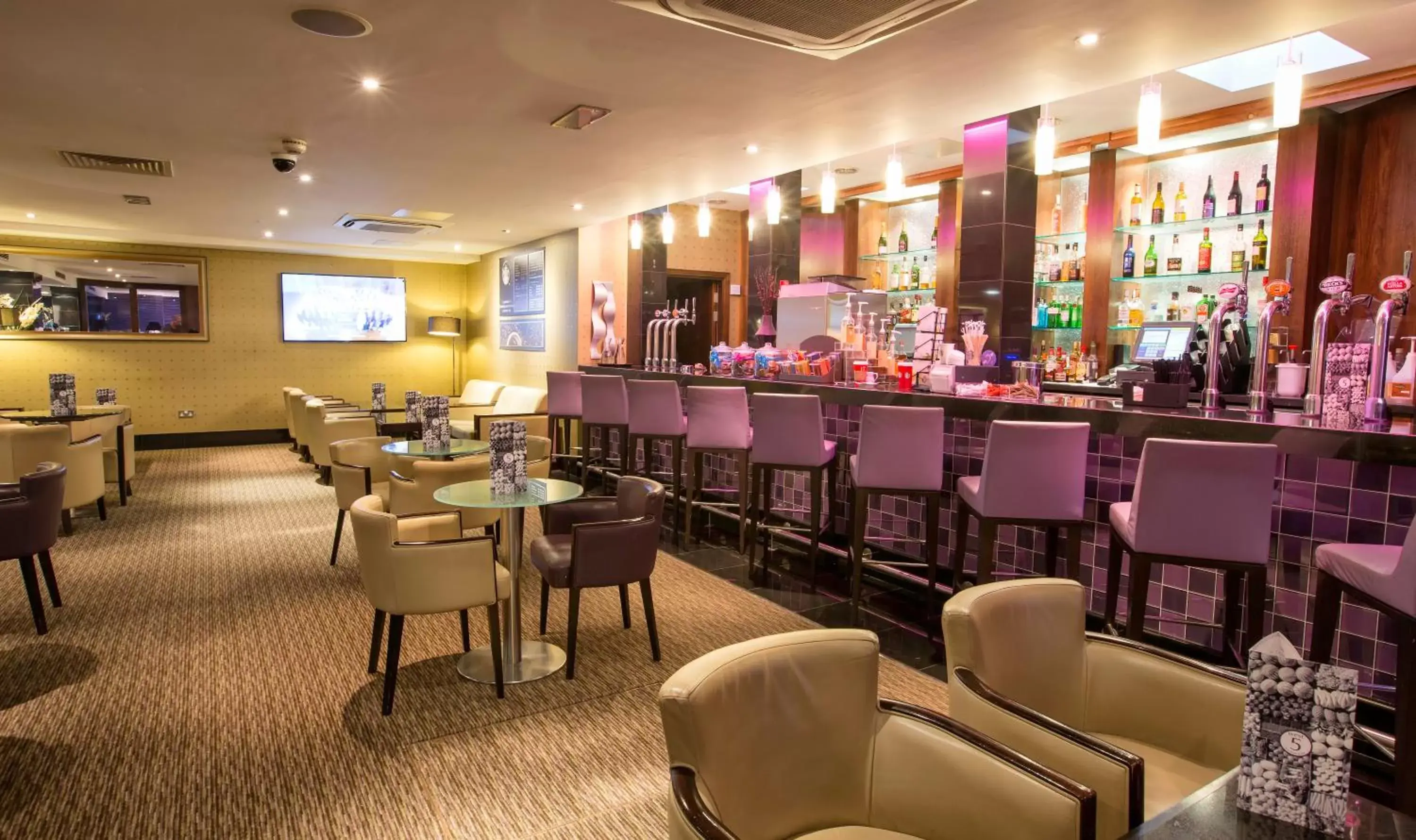 Lounge or bar, Lounge/Bar in Crowne Plaza London Ealing, an IHG Hotel