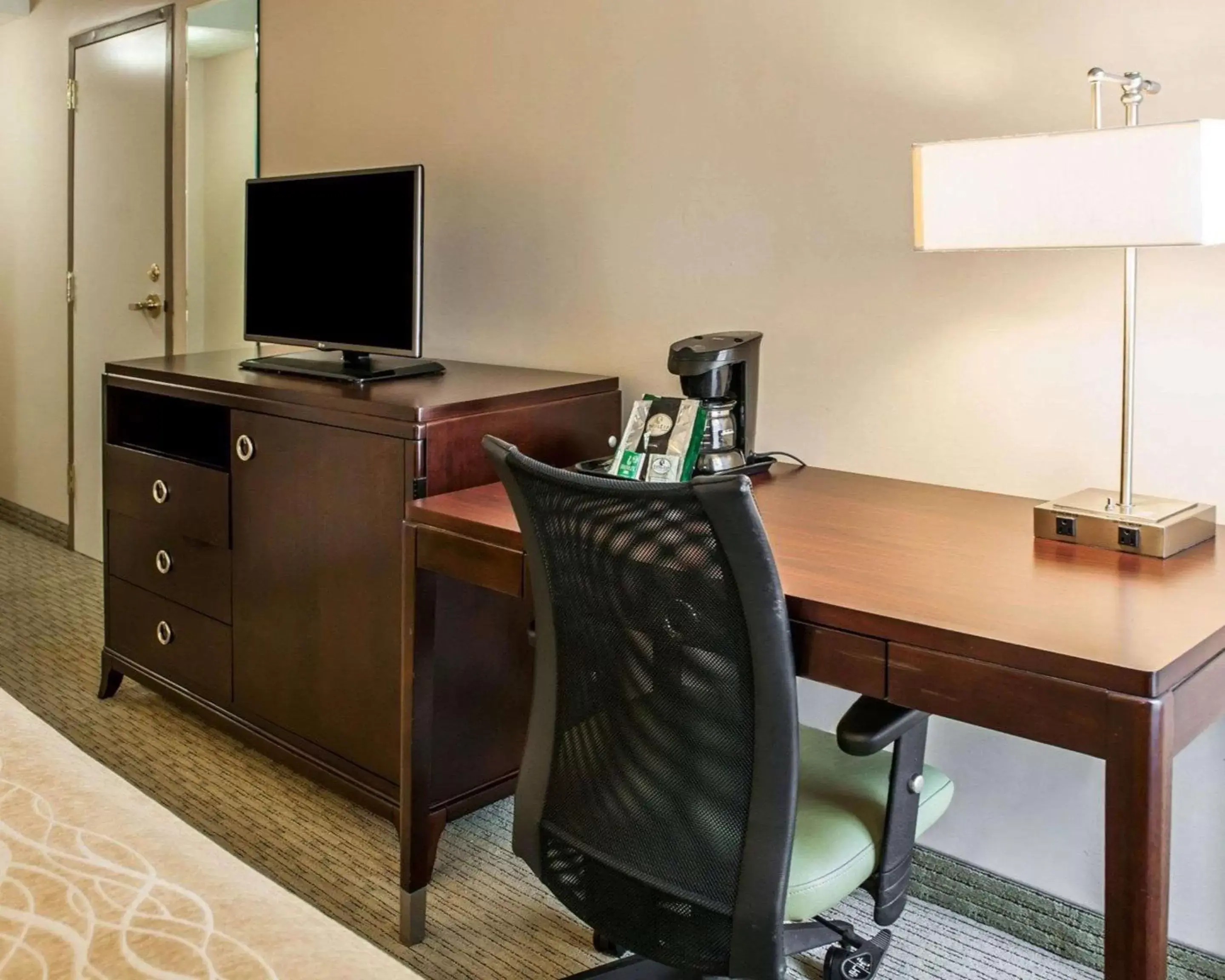 Photo of the whole room, TV/Entertainment Center in Comfort Inn Bloomington near University