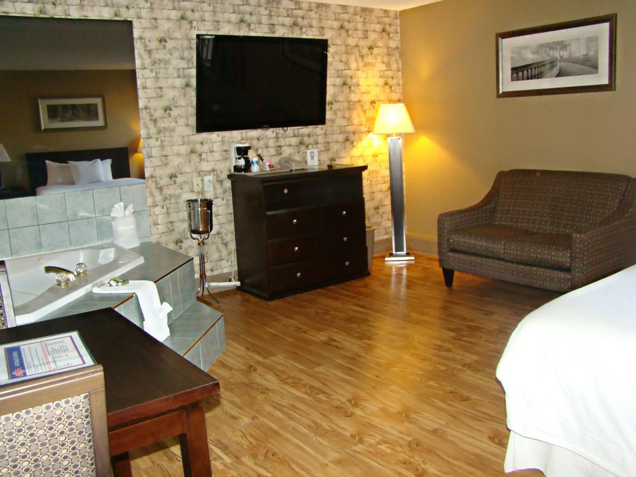 Bed, Seating Area in Stonebridge Hotel