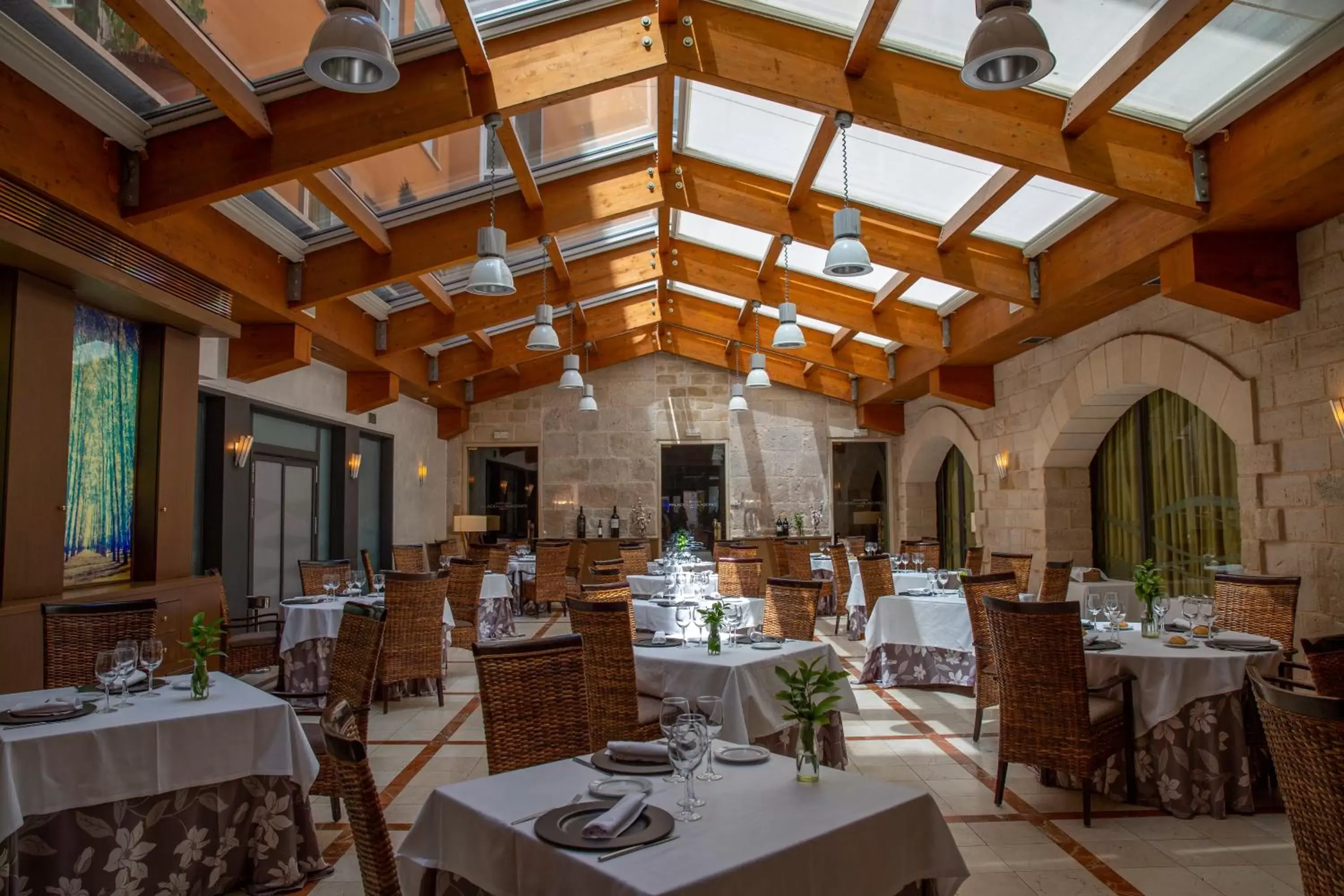 Restaurant/Places to Eat in Palacio de los Blasones Suites