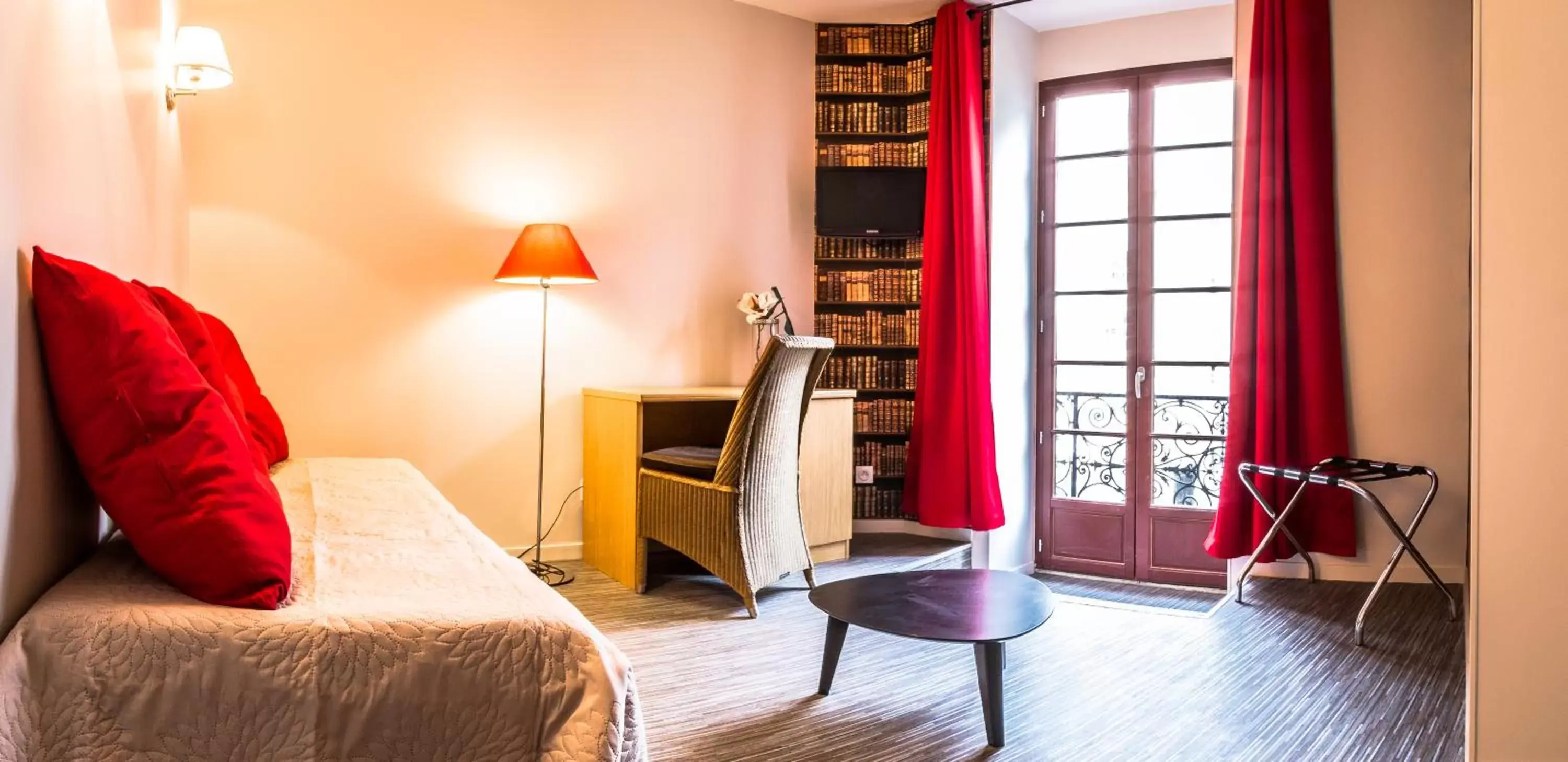 Seating area, Bed in Théâtre Hôtel Chambéry