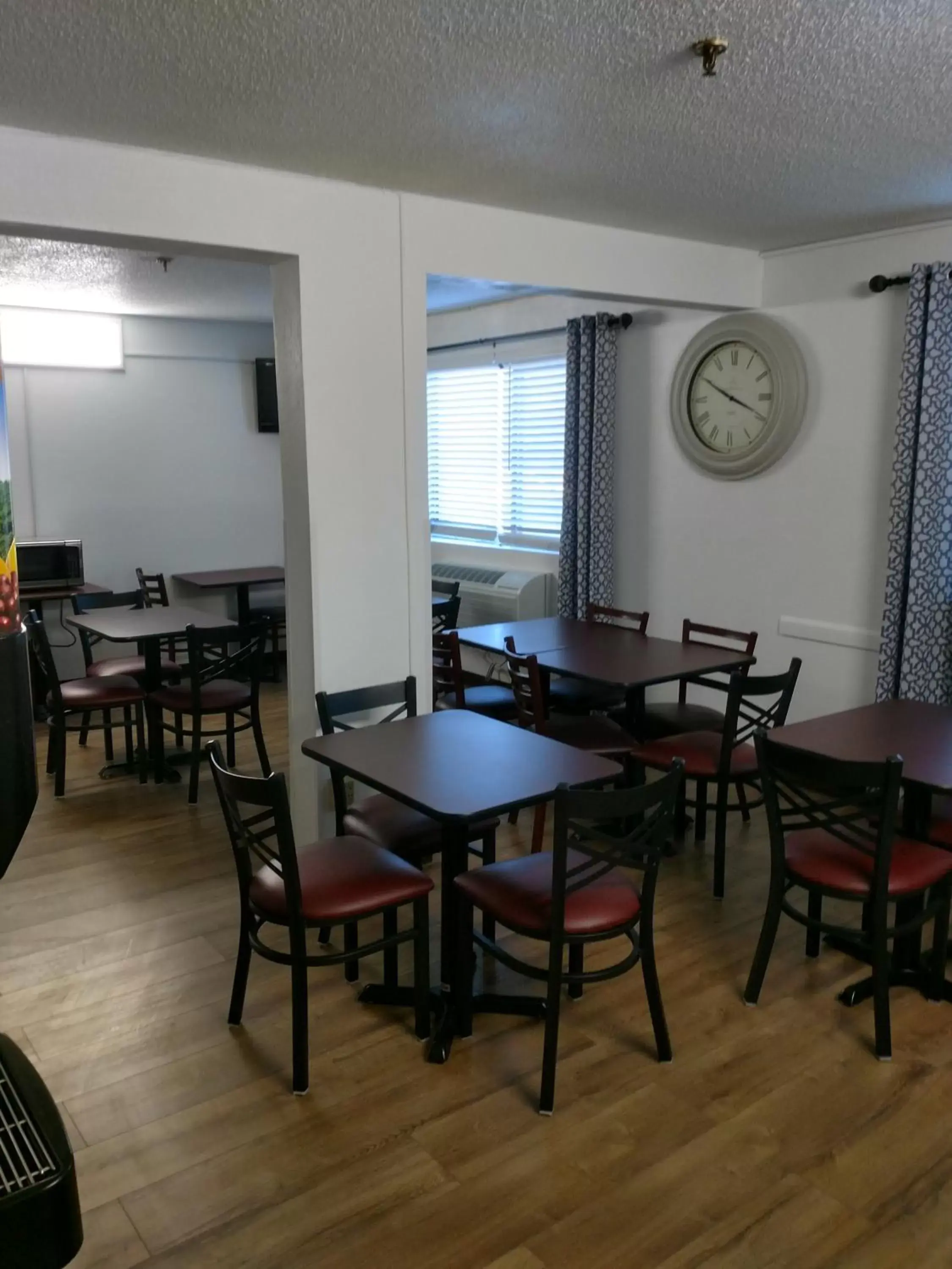 Restaurant/places to eat, Dining Area in Super 8 by Wyndham Montgomery Maybrook