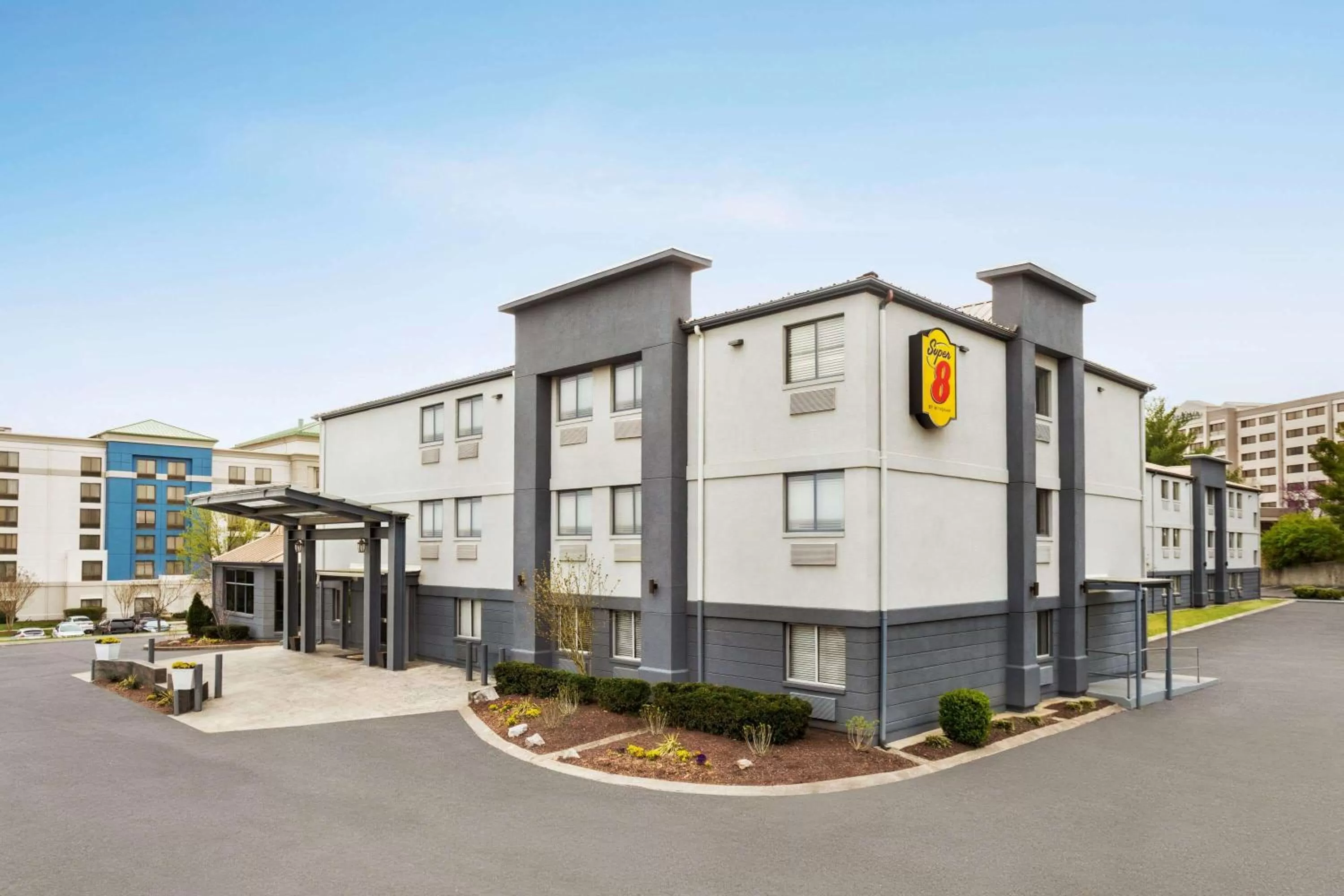 Property building in Luxe Studios Nashville Airport