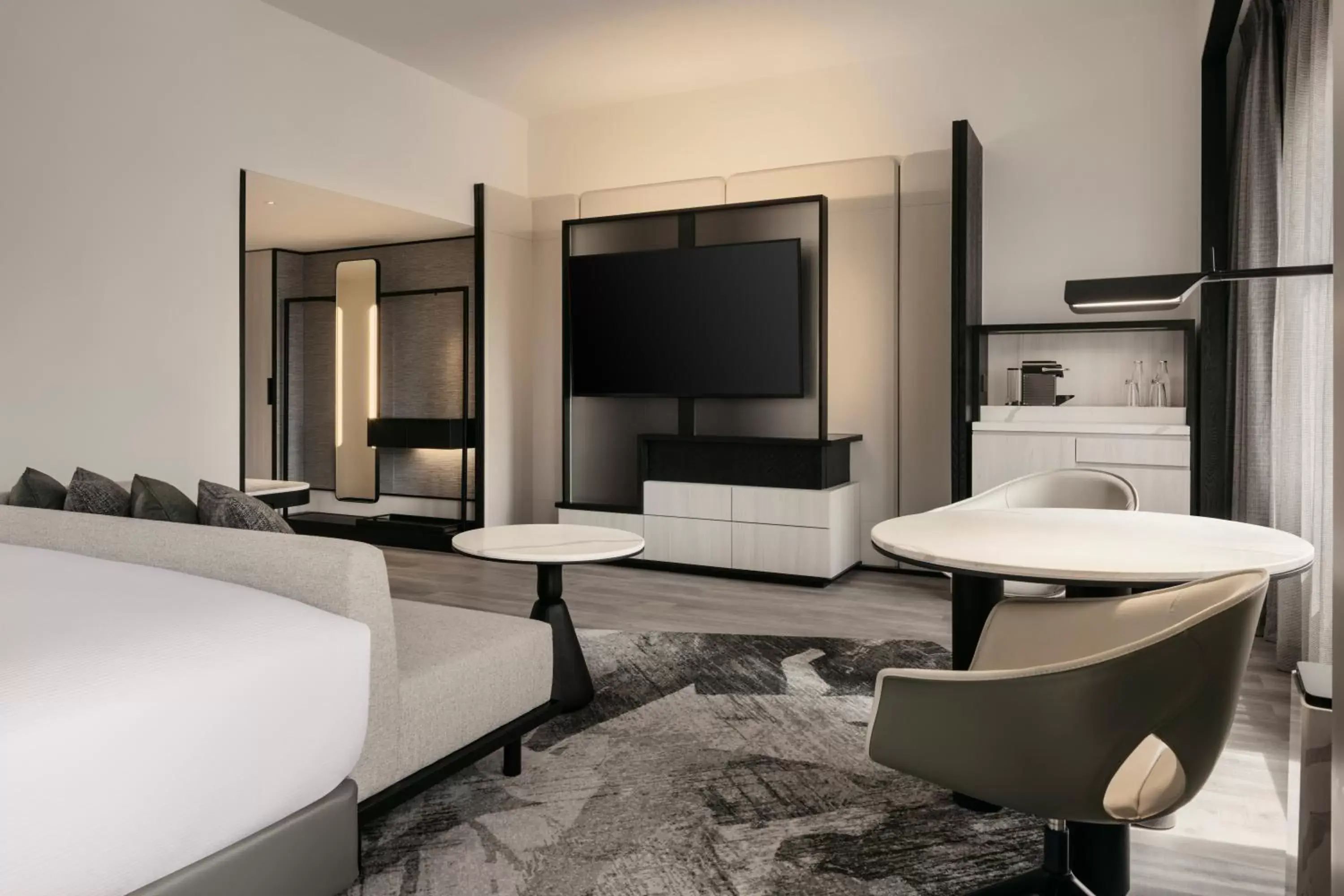 Bed, TV/Entertainment Center in Hilton Singapore Orchard