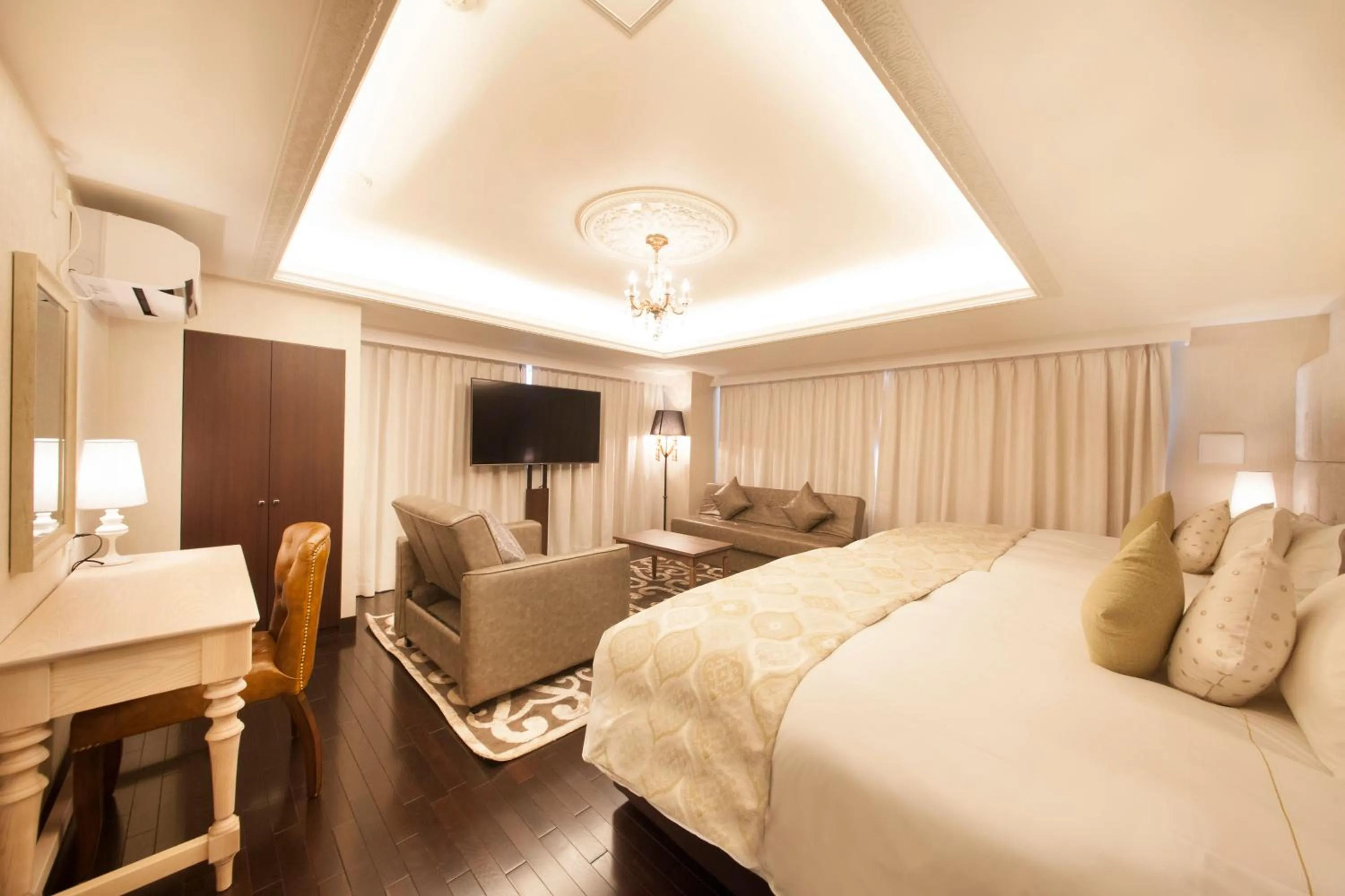 Photo of the whole room, Bed in The Centurion Classic Akasaka