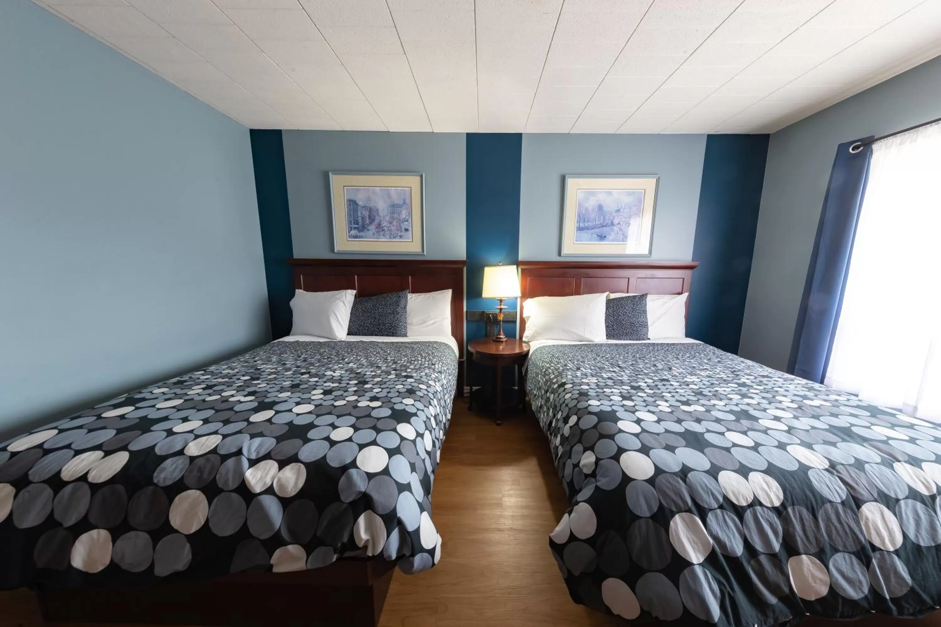 Bed in Villager Lodge Niagara Falls