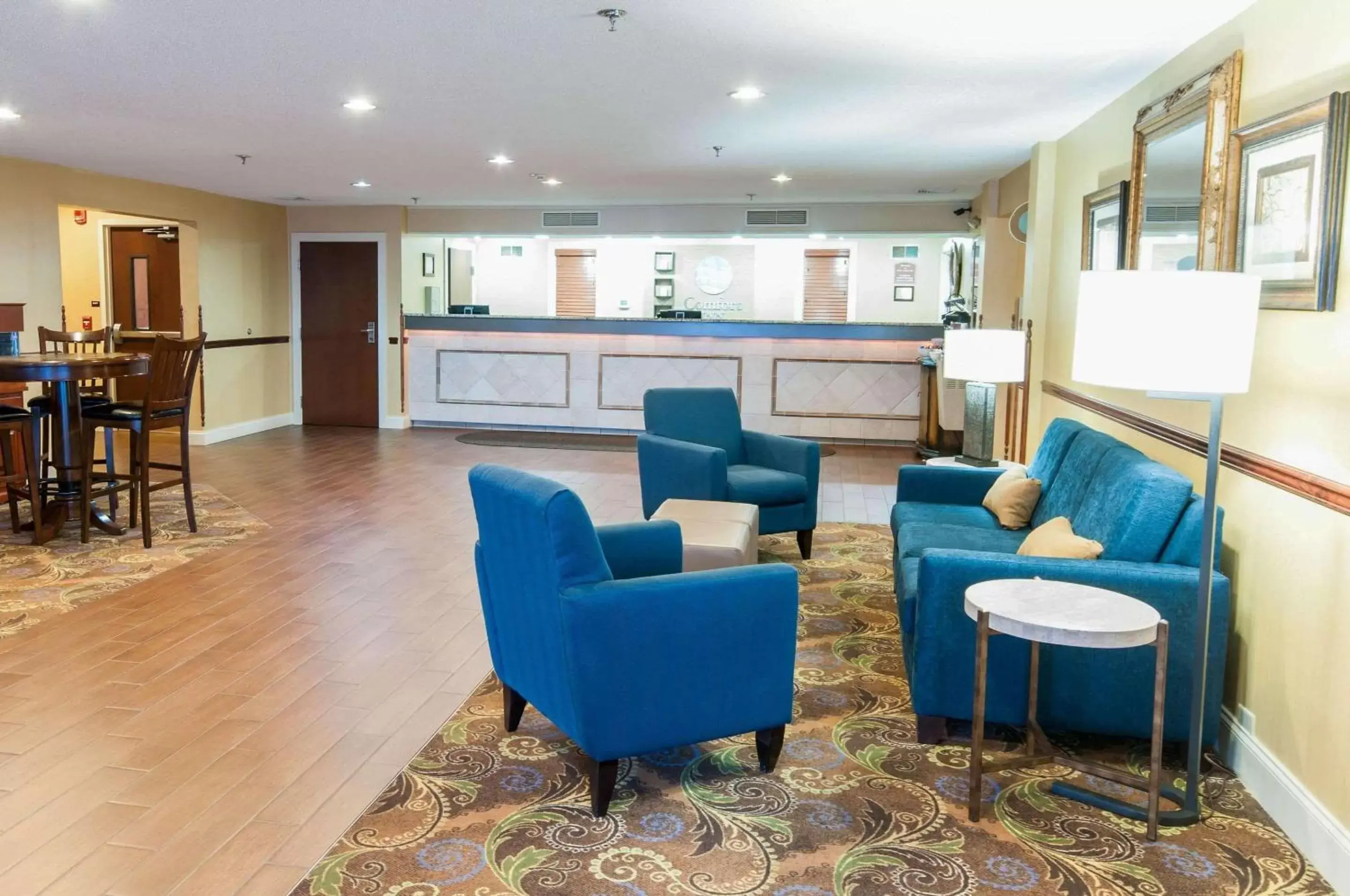 Lobby or reception, Lounge/Bar in Comfort Inn Amish Country