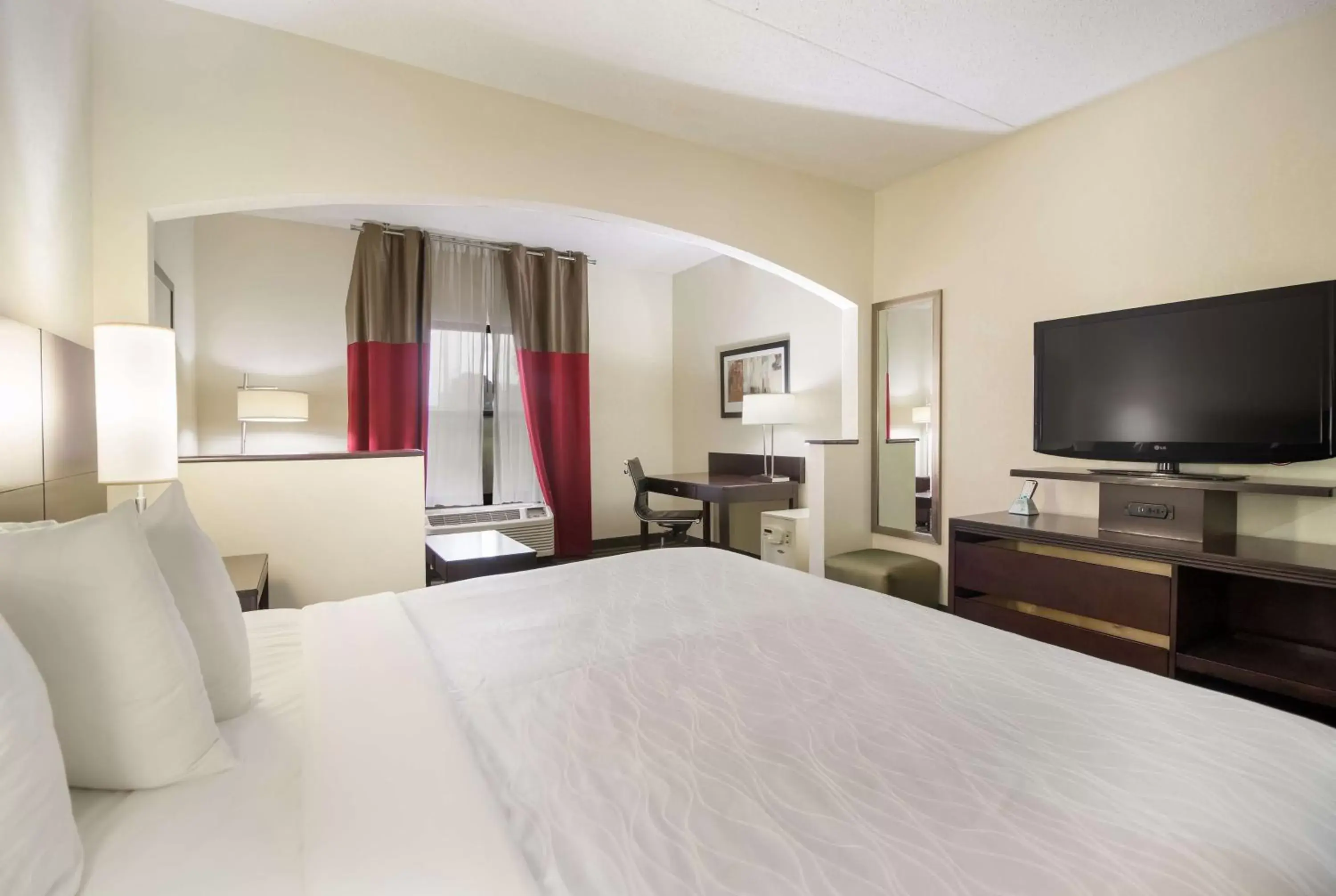 Bedroom, TV/Entertainment Center in Best Western Suites near Opryland