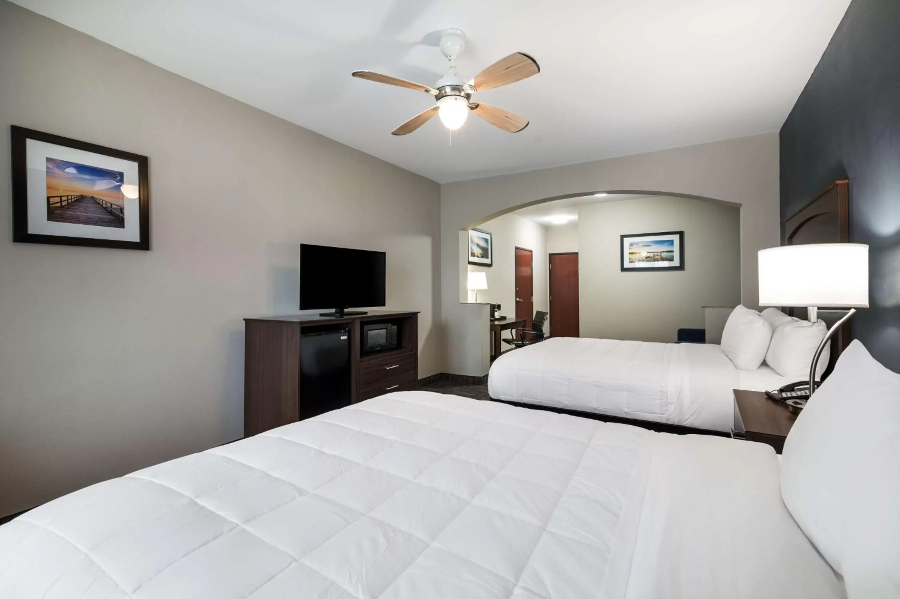 Photo of the whole room, Bed in Best Western Plus Lake Dallas Inn & Suites