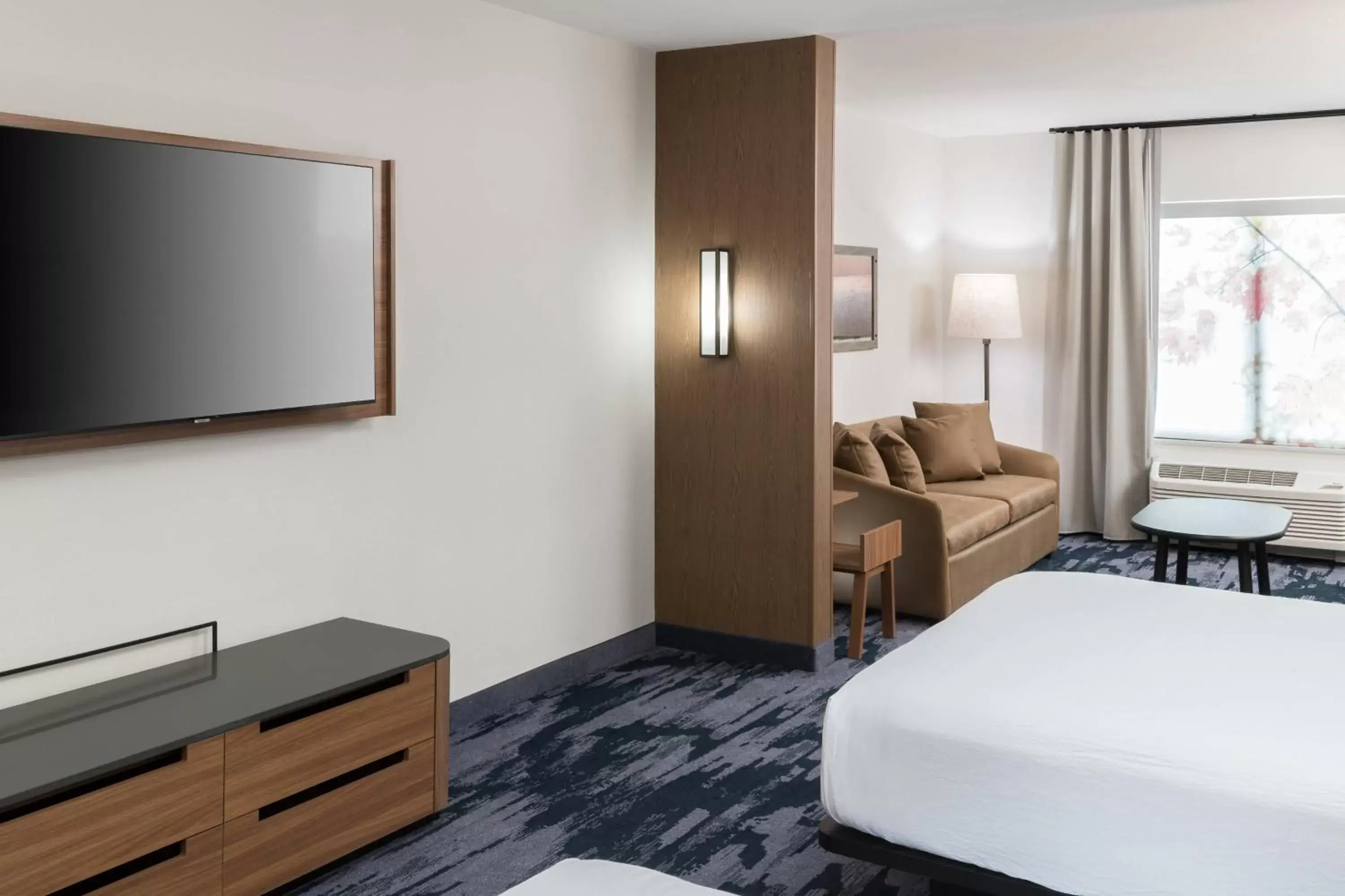 Bedroom, TV/Entertainment Center in Fairfield Inn & Suites by Marriott Savannah I-95 North