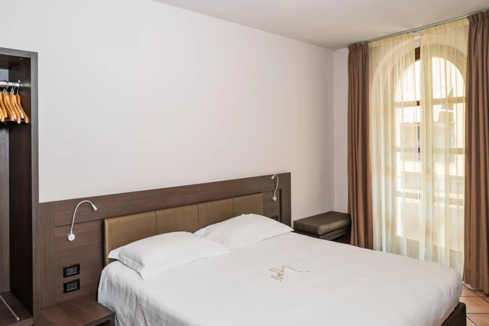 Bedroom, Bed in Le Torri - Castiglione Falletto