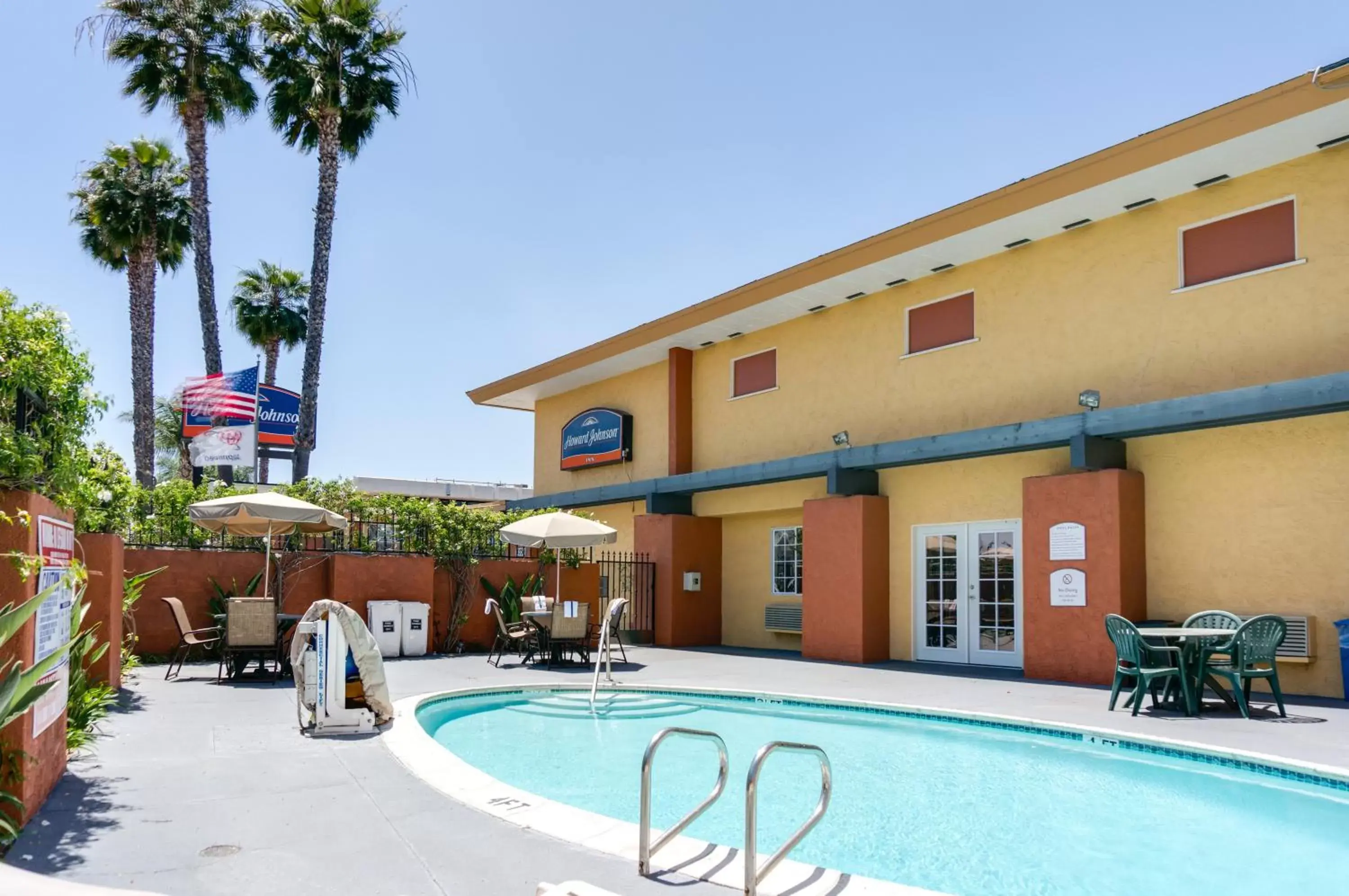 Swimming pool, Property Building in Howard Johnson by Wyndham San Diego Sea World