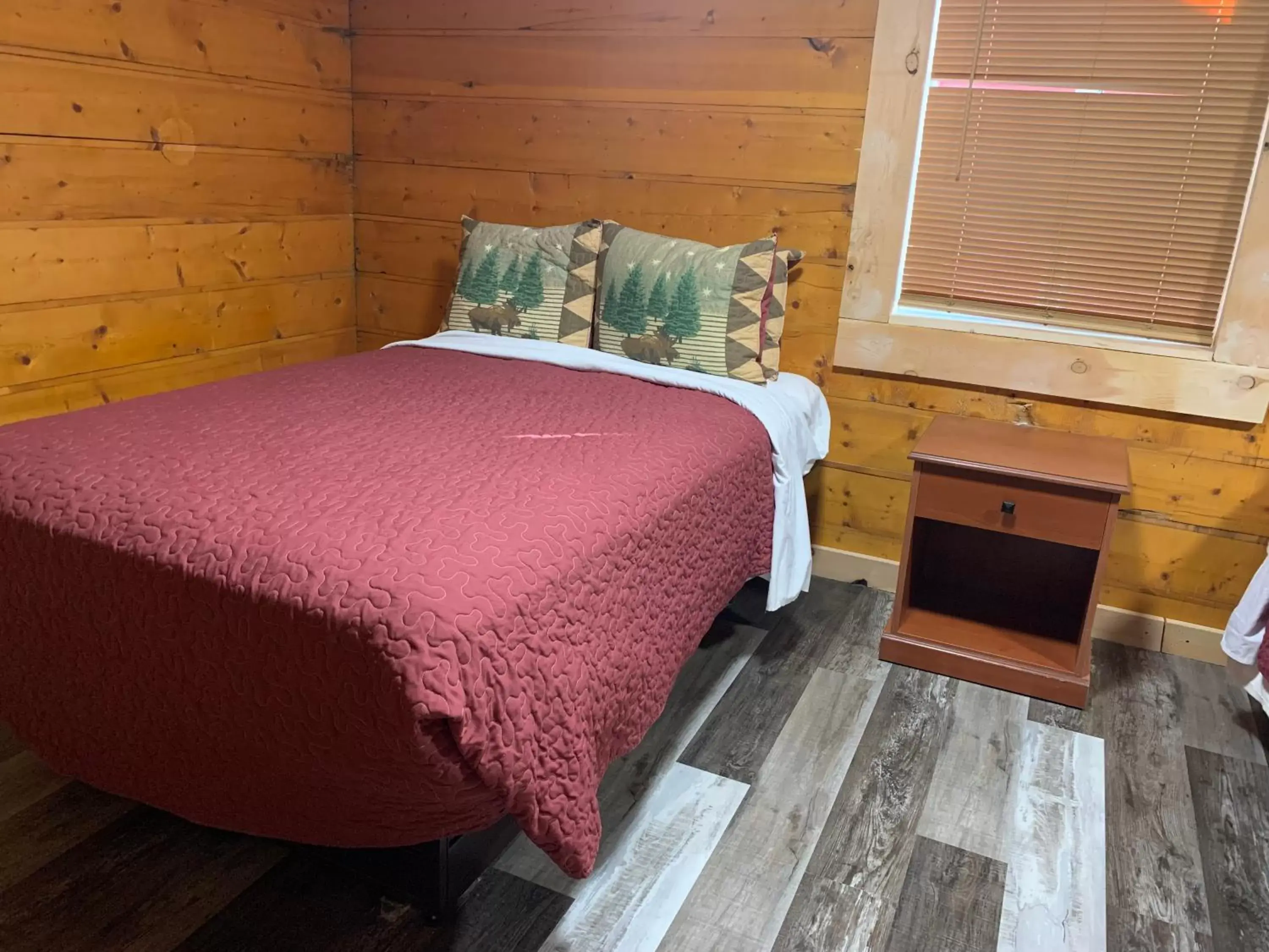 Bedroom, Bed in Rainbow Lodge