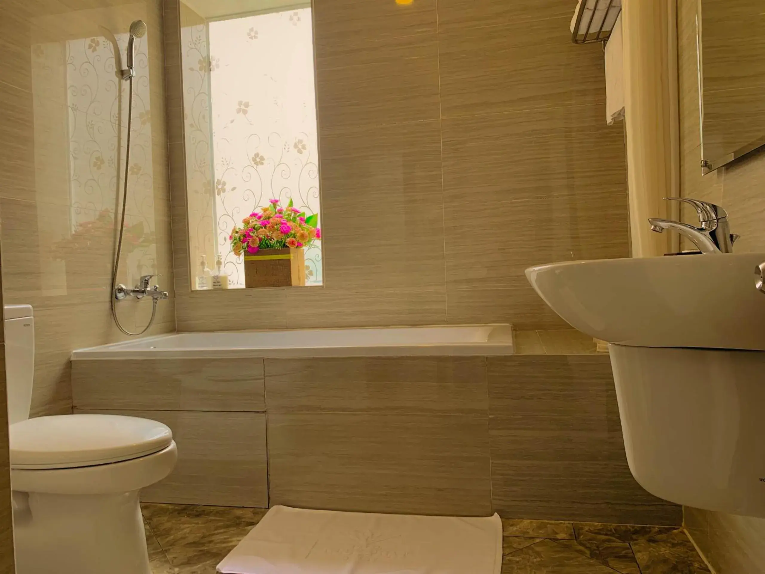 Shower, Bathroom in Ngoc Phat Dalat Hotel
