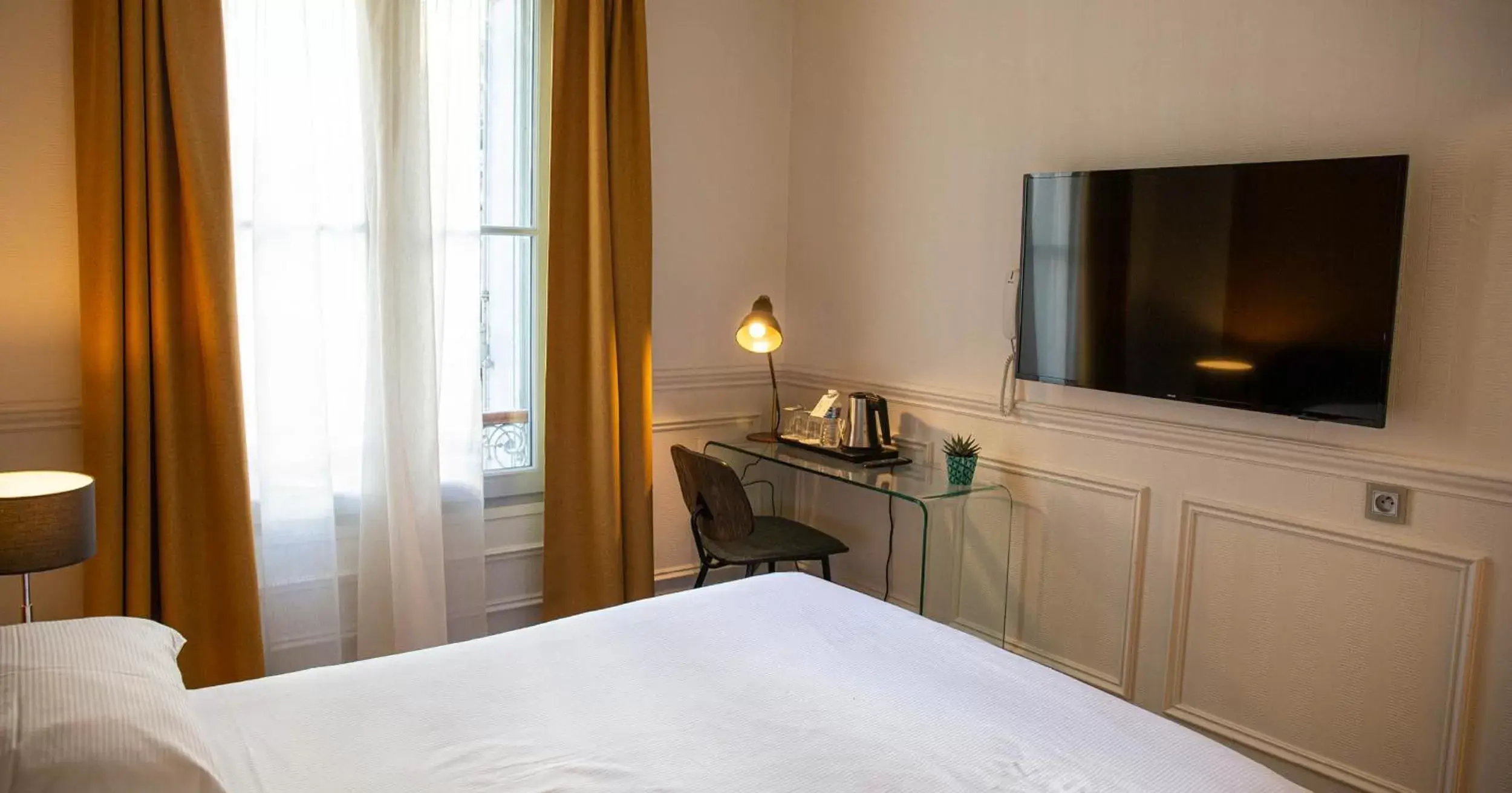 Photo of the whole room, TV/Entertainment Center in Hôtel Royal