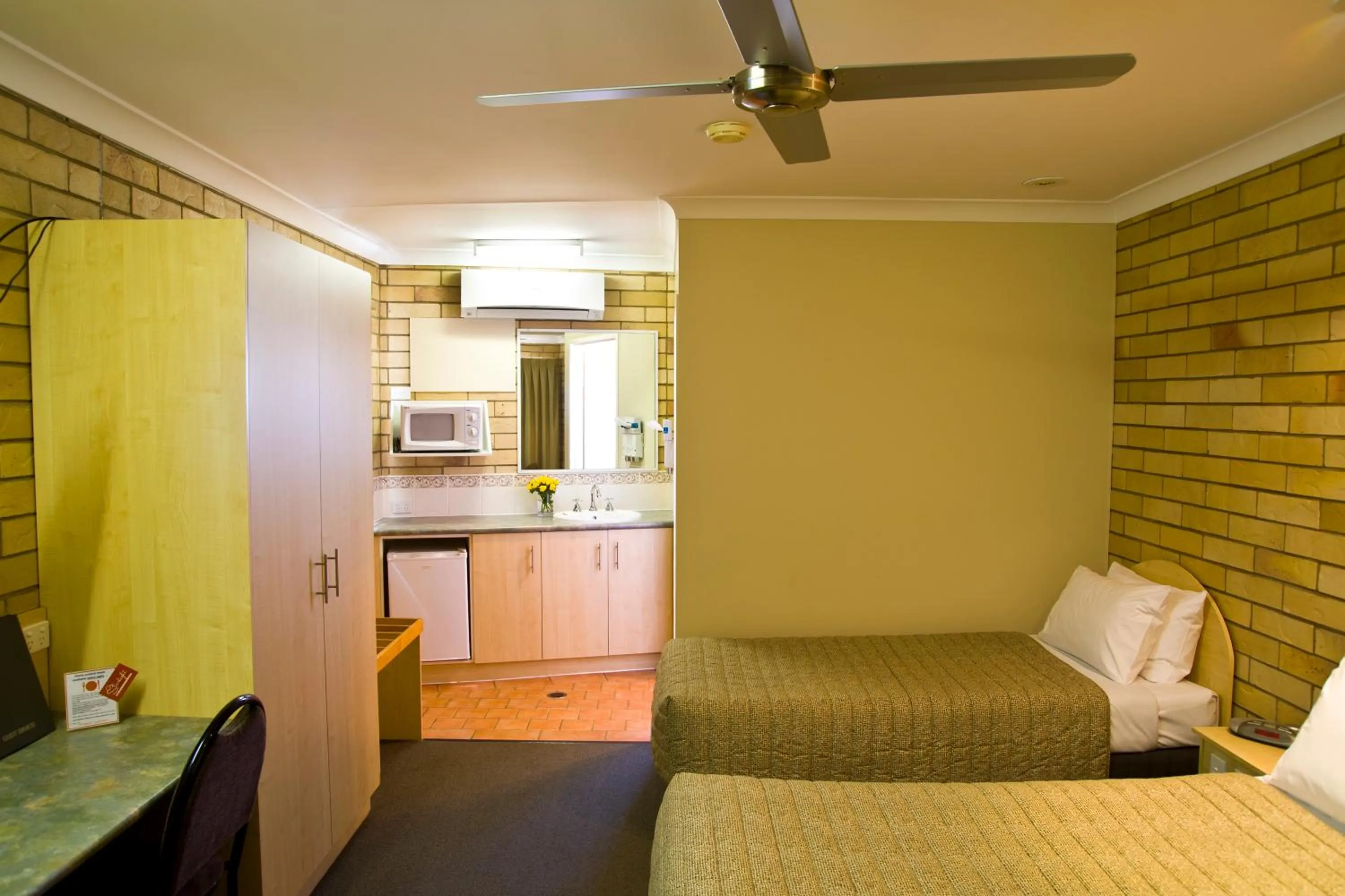 Kitchen or kitchenette in Starlight Motor Inn