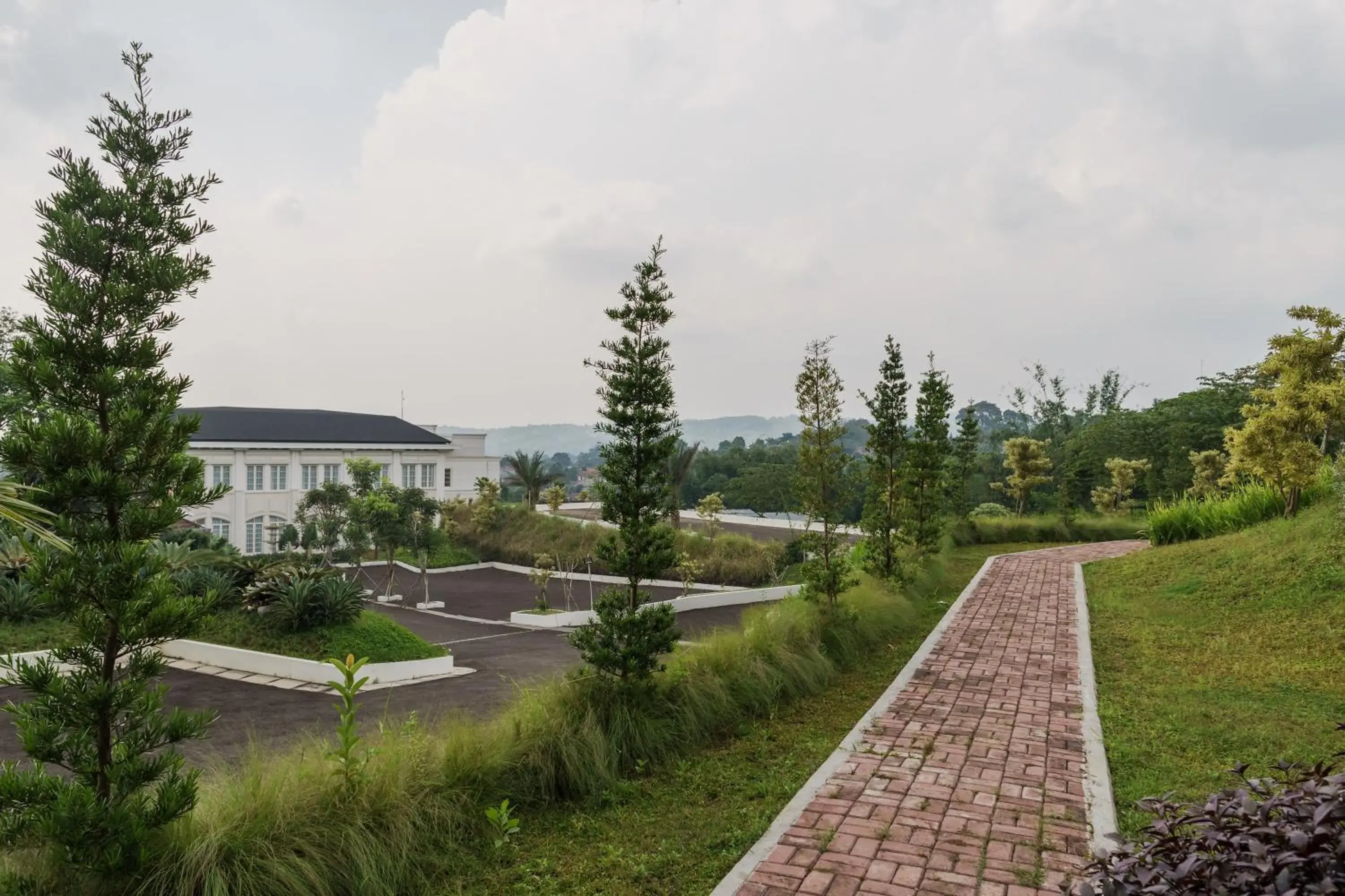 Mountain view in RedDoorz Plus near Exit Toll Puncak 2 Mountain view in RedDoorz Plus near Exit Toll Puncak 2